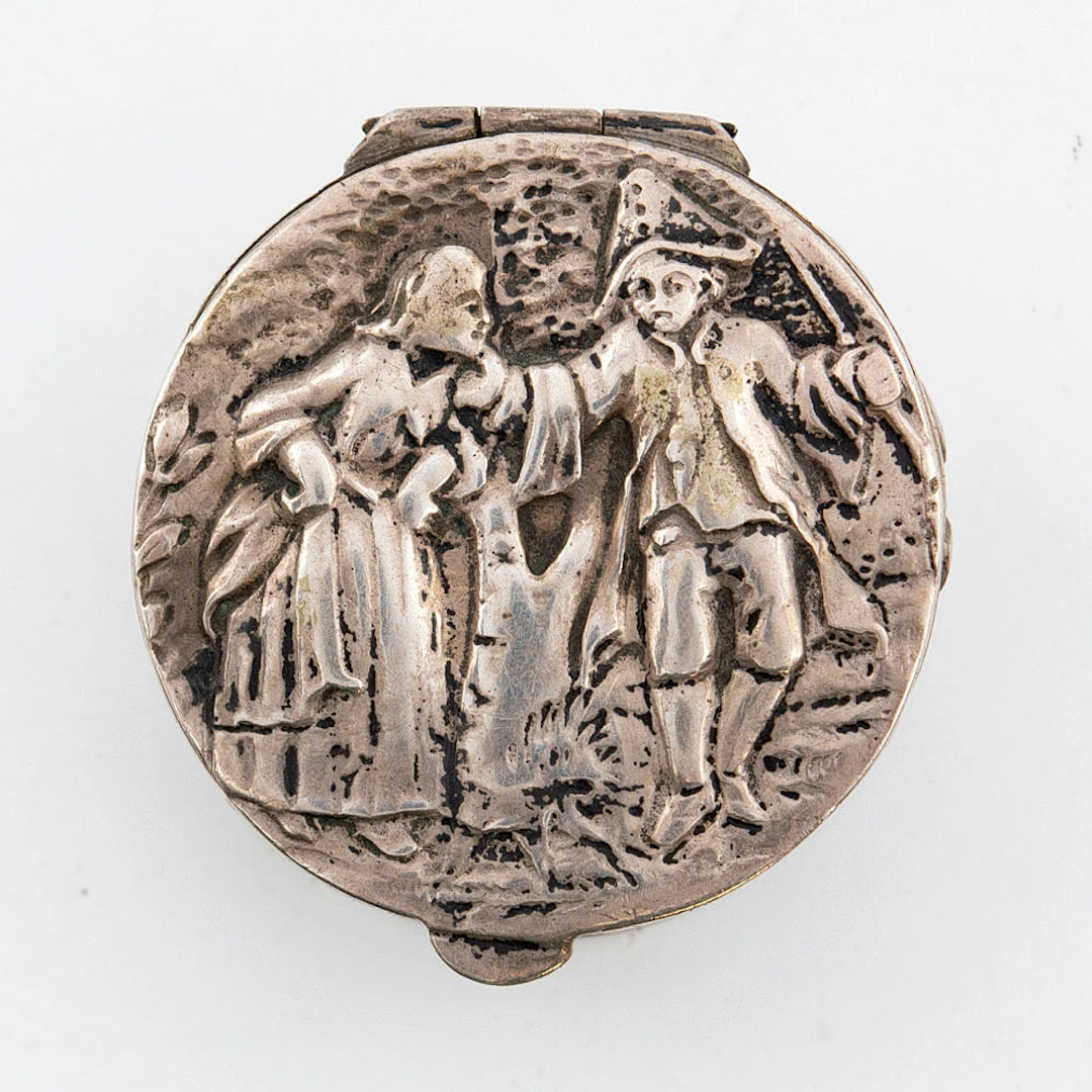 OTTO ARTHUR KÖLN. PILLENDOSE, 800ER SILBER, GENRESZENE, ENDE 19. JAHRHUNDERT.