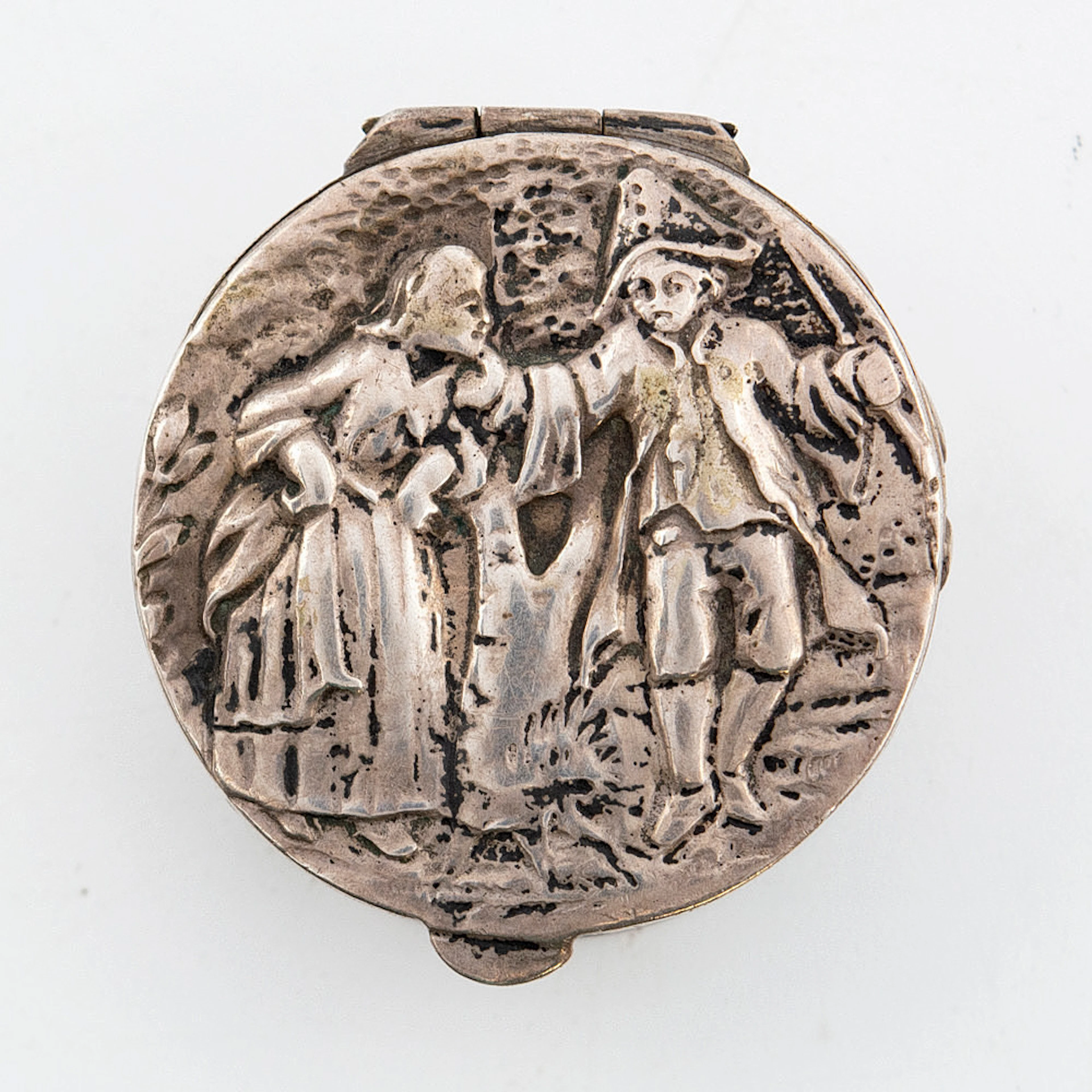 OTTO ARTHUR KÖLN. PILLENDOSE, 800ER SILBER, GENRESZENE, ENDE 19. JAHRHUNDERT.
