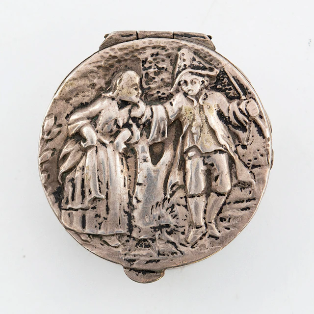 OTTO ARTHUR KÖLN. PILLENDOSE, 800ER SILBER, GENRESZENE, ENDE 19. JAHRHUNDERT.