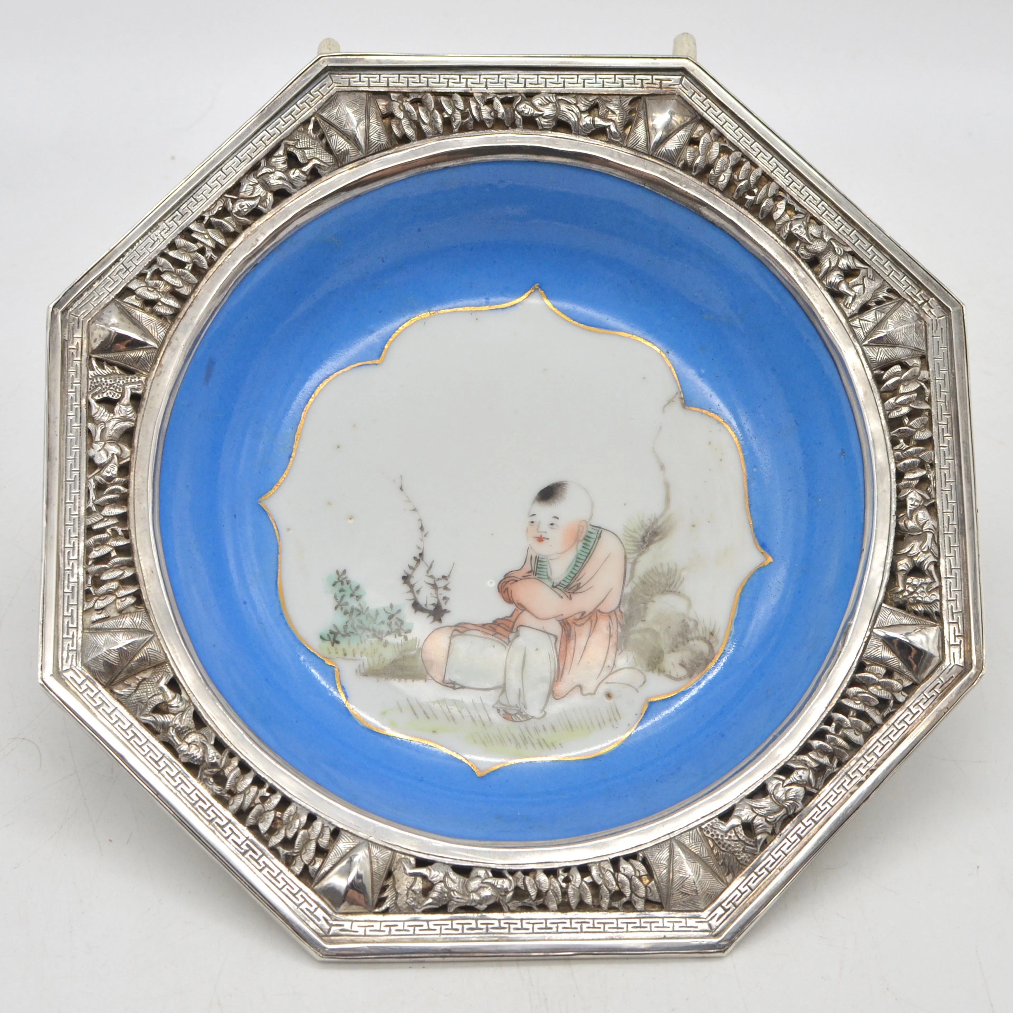 CHINESISCHE ACHTECKIGE SCHALE MIT DURCHBROCHENER MONTIERUNG (FISCHER-MOTIVE)
