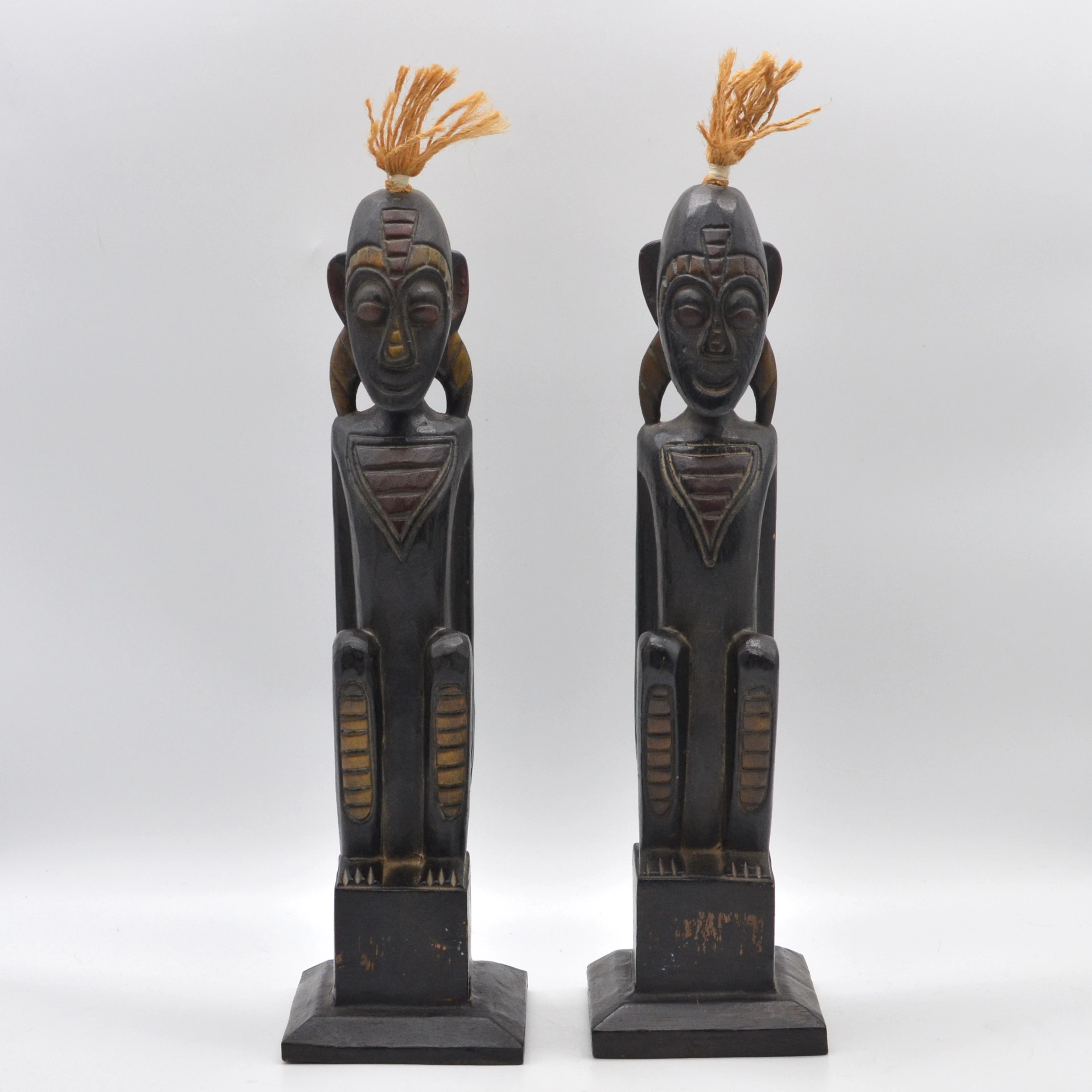 AFRIKANISCHES SKULPTUREN PAAR, HOLZ, FARBLICHE AKZENTE, 20. JAHRHUNDERT.