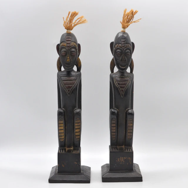 AFRIKANISCHES SKULPTUREN PAAR, HOLZ, FARBLICHE AKZENTE, 20. JAHRHUNDERT.