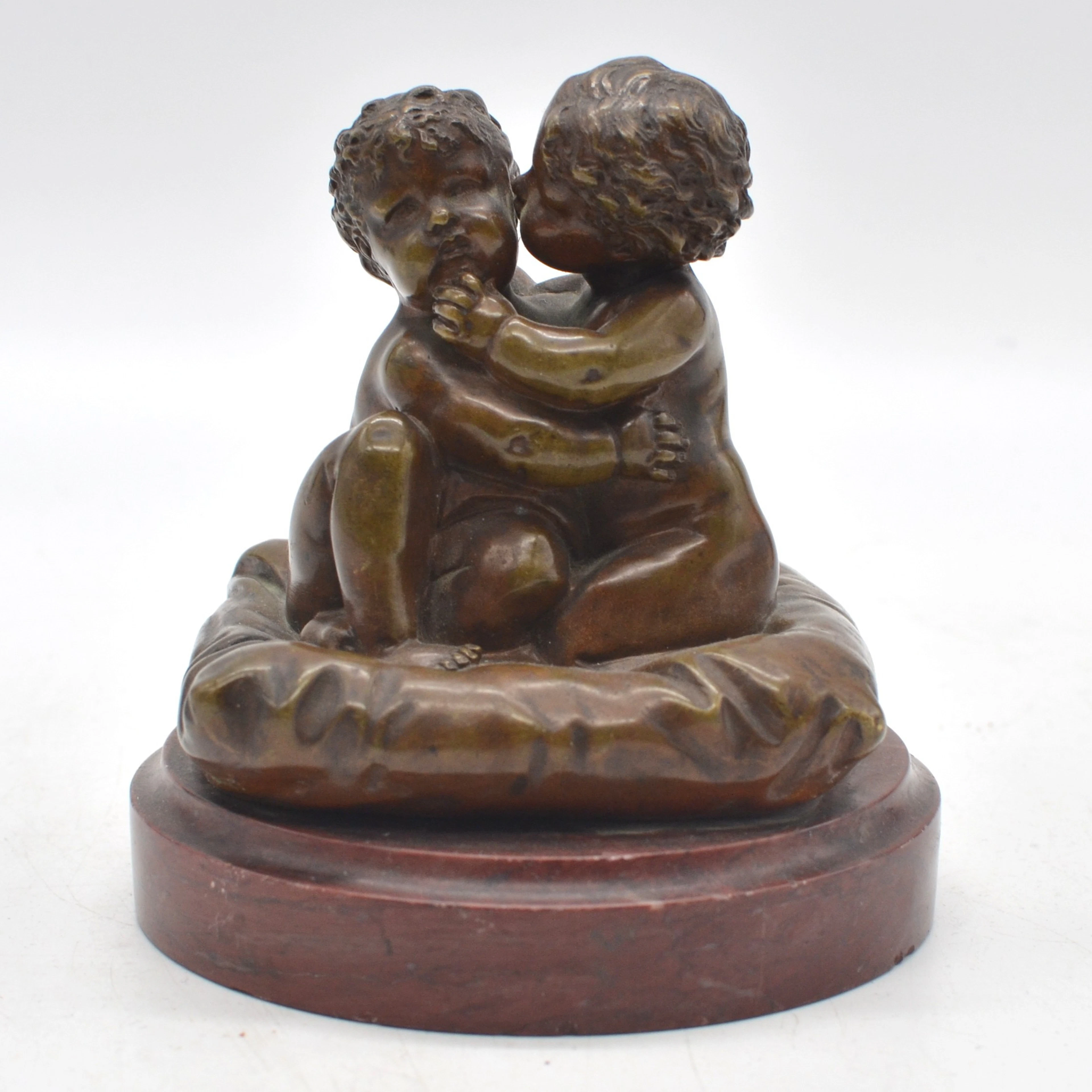 LOUIS KLEY (1833-1911). ZWEI UMARMENDE KINDER AUF EINEM KISSEN, SKULPTUR