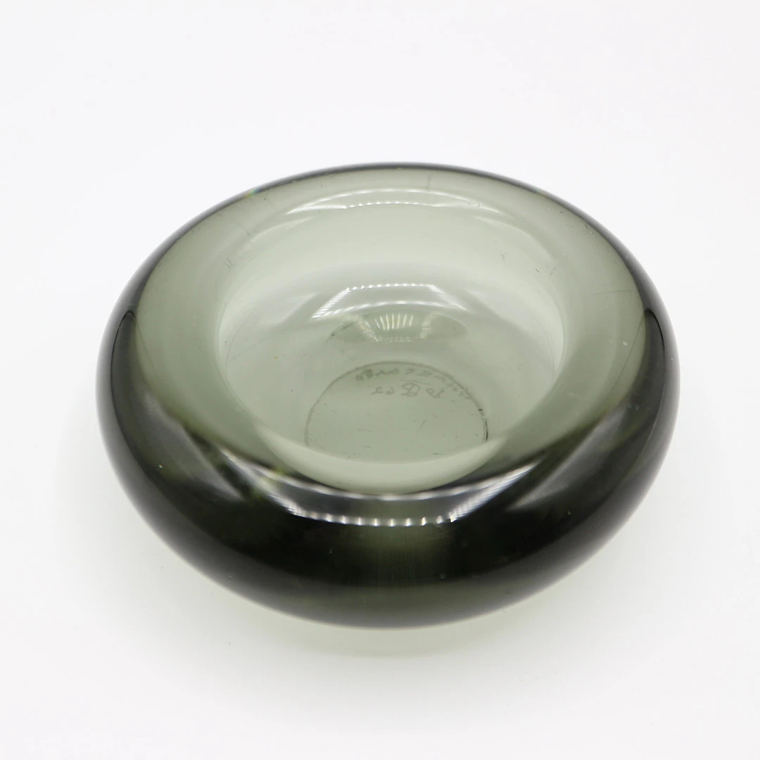 PER LÜTKEN. FÜR HOLMEGAARD, KERZENHALTER AUS RAUCHGLAS, 1962, MONOGRAMMIERT.