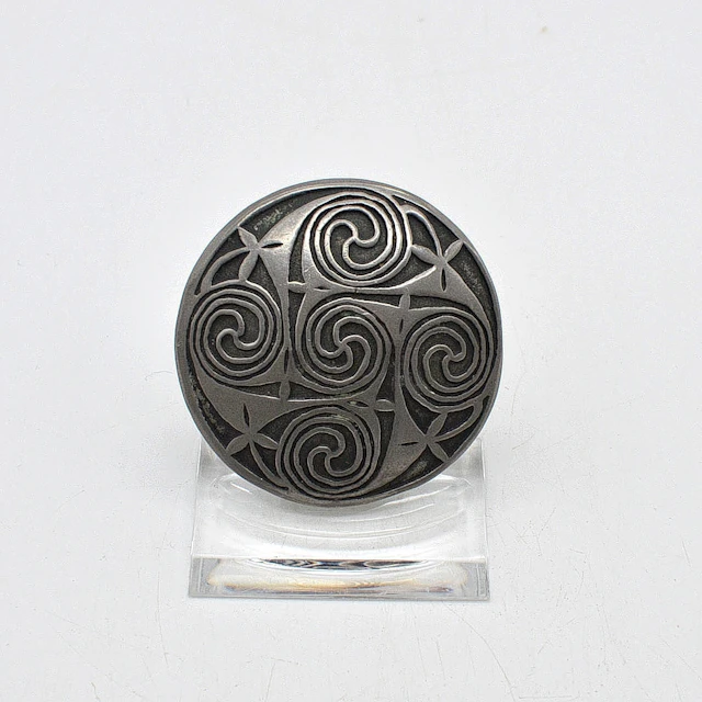 ST. JUSTIN DESIGNER BROSCHE, MIT KELTISCHEM KNOTEN-MOTIV, AUS CORNWALL/