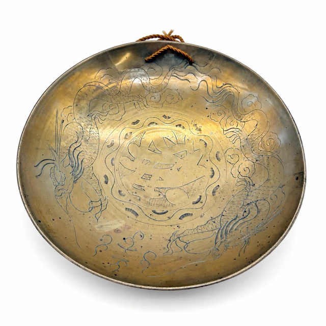 CHINESISCHER MESSINGGONG MIT DRACHENMOTIV, UM 1950.