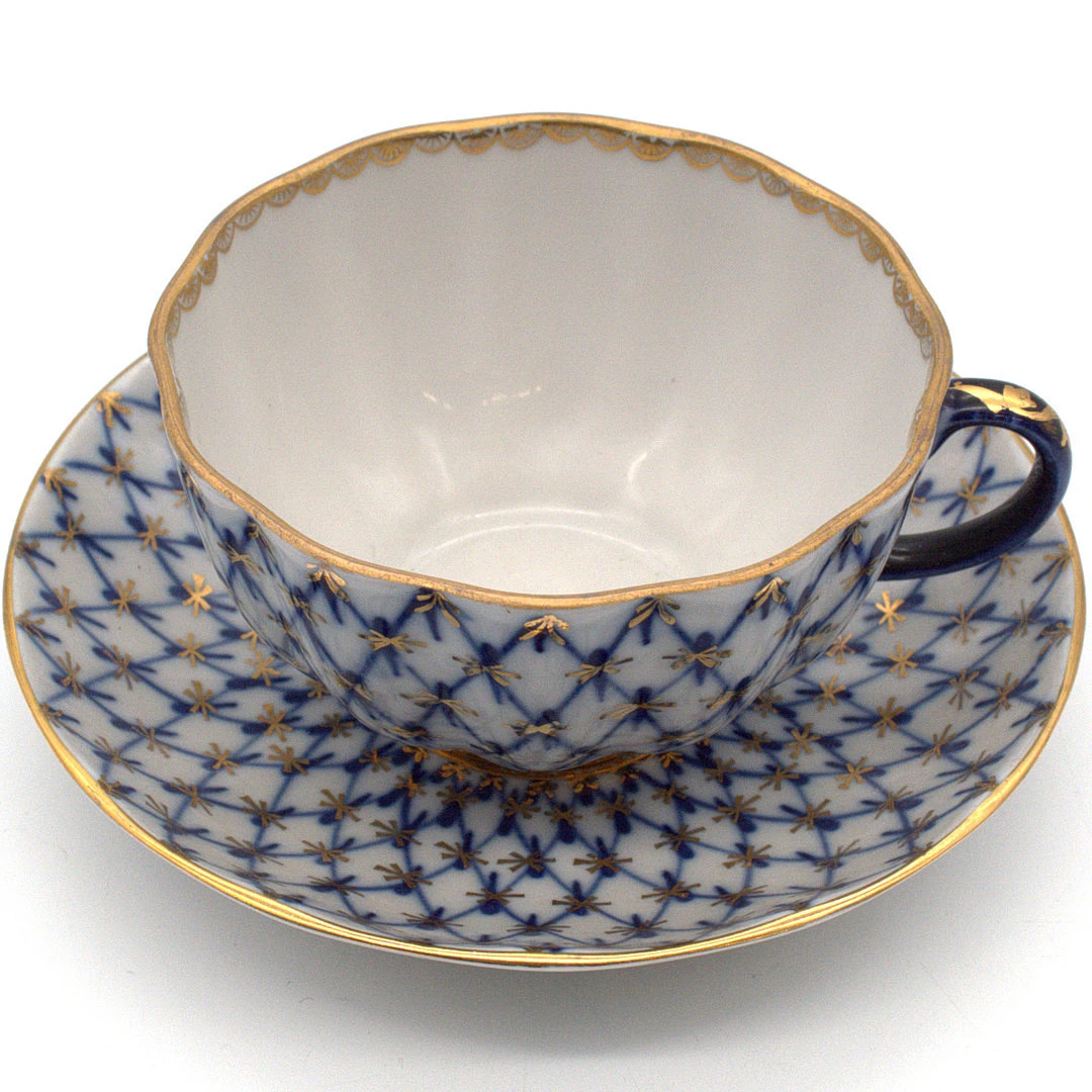 KAISERLICHE PORZELLANMANUFAKTUR LOMONOSSOW. „KOBALTNETZ“ TASSE SOWIE