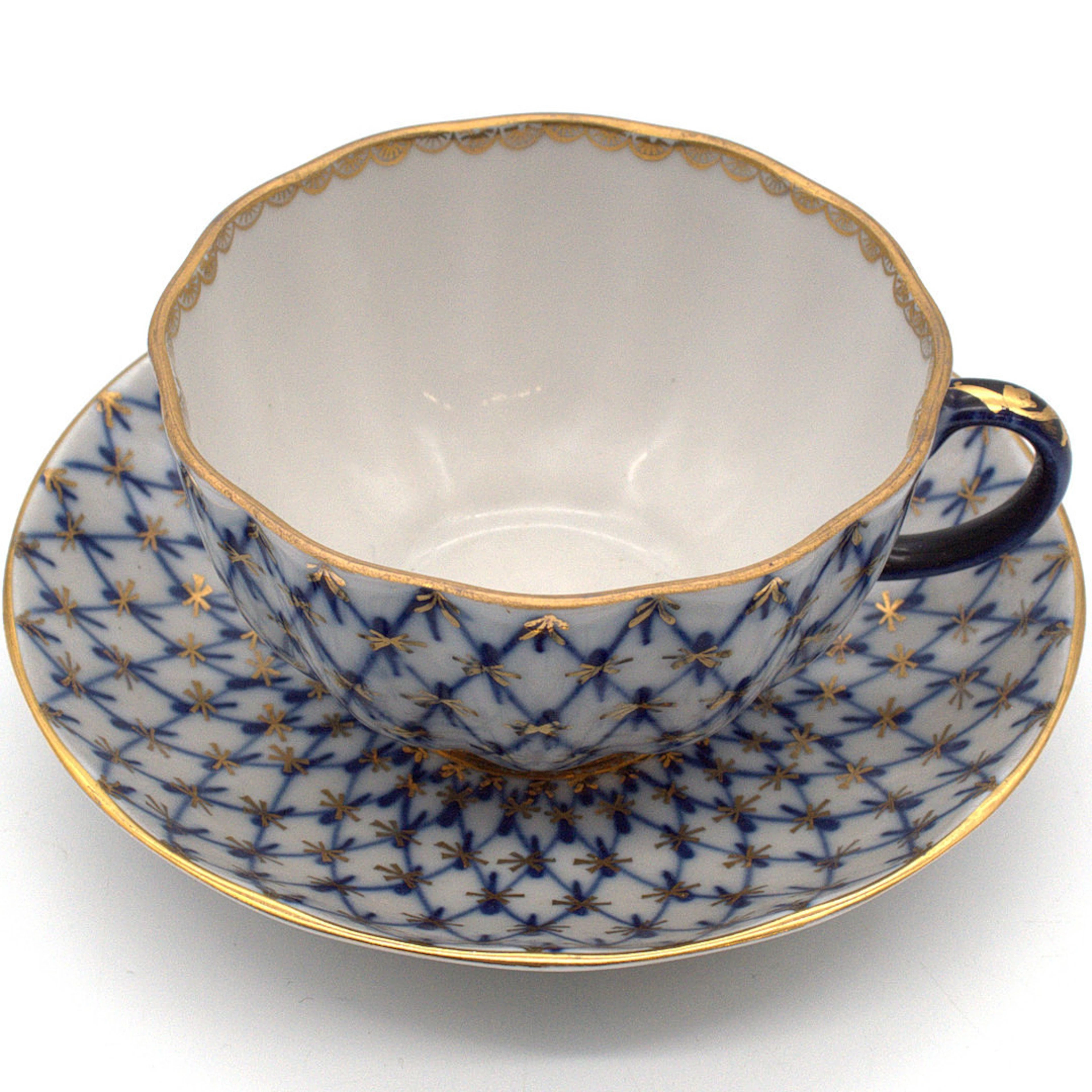 KAISERLICHE PORZELLANMANUFAKTUR LOMONOSSOW. „KOBALTNETZ“ TASSE SOWIE