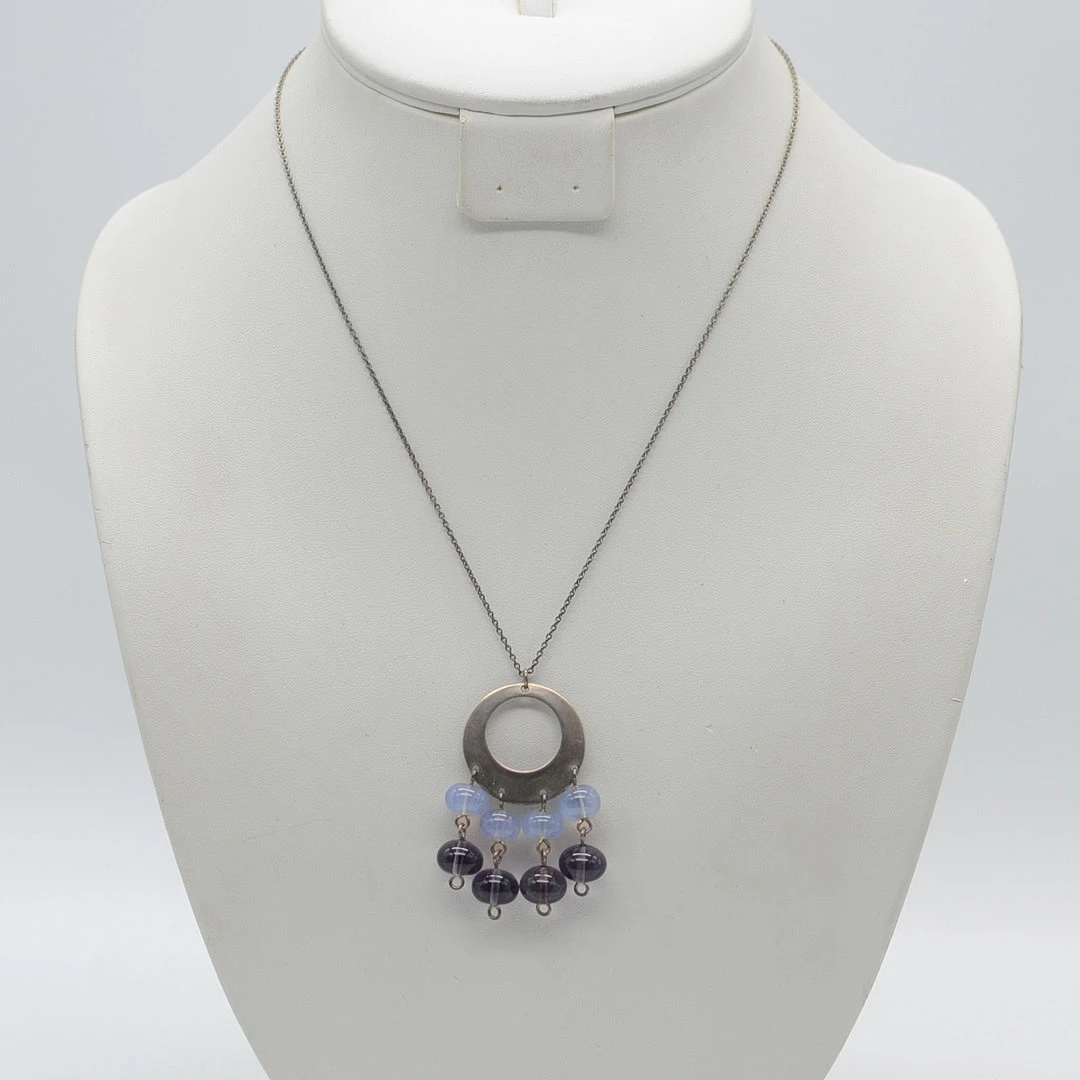 DESIGNERCOLLIER AUS STERLINGSILBER, VIOLETTE FARBSTEINPERLEN, "925