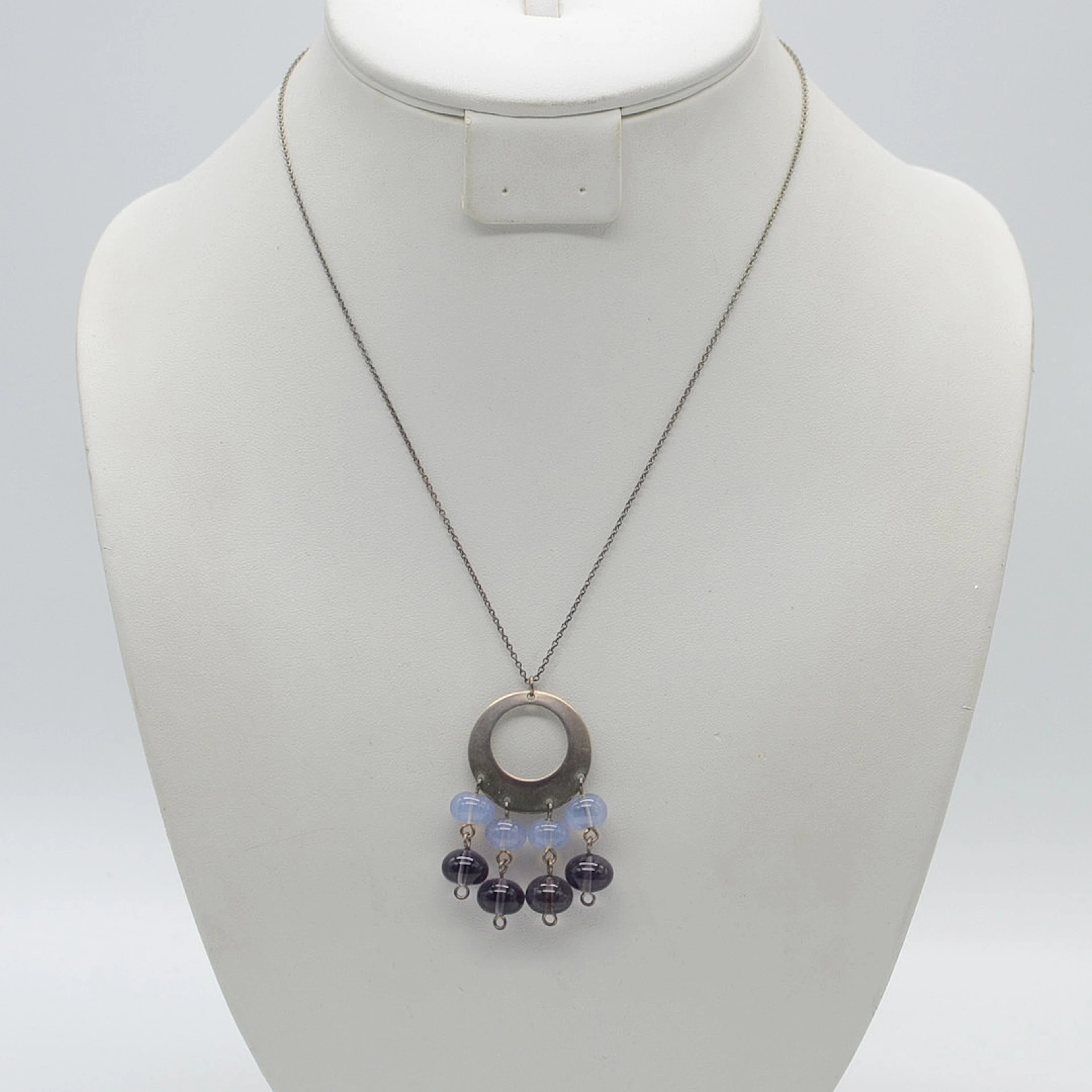 DESIGNERCOLLIER AUS STERLINGSILBER, VIOLETTE FARBSTEINPERLEN, "925