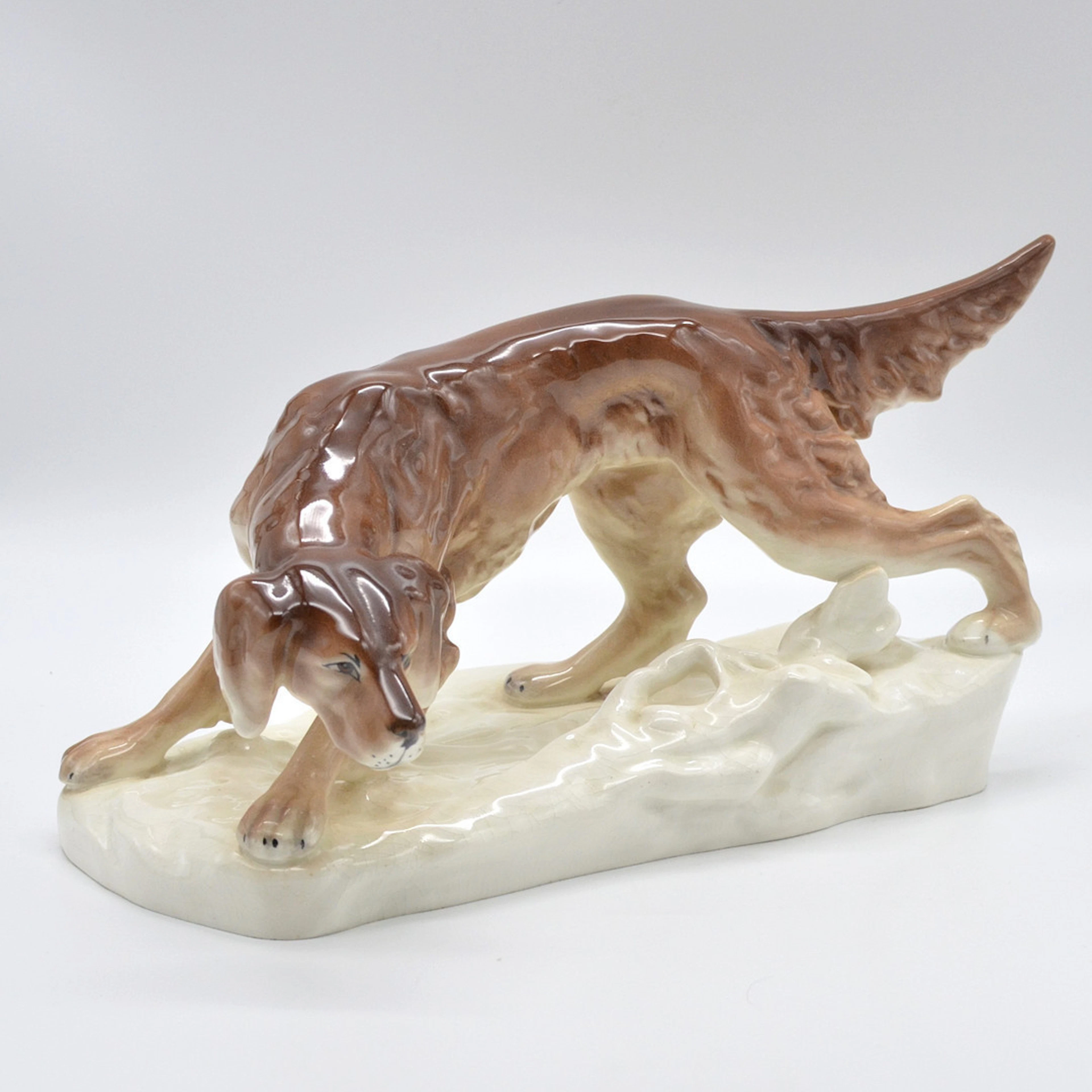 ROYAL DUX, HUND, PORZELLANFIGUR, HANDBEMALT, TSCHECHIEN, UM 1930ER.