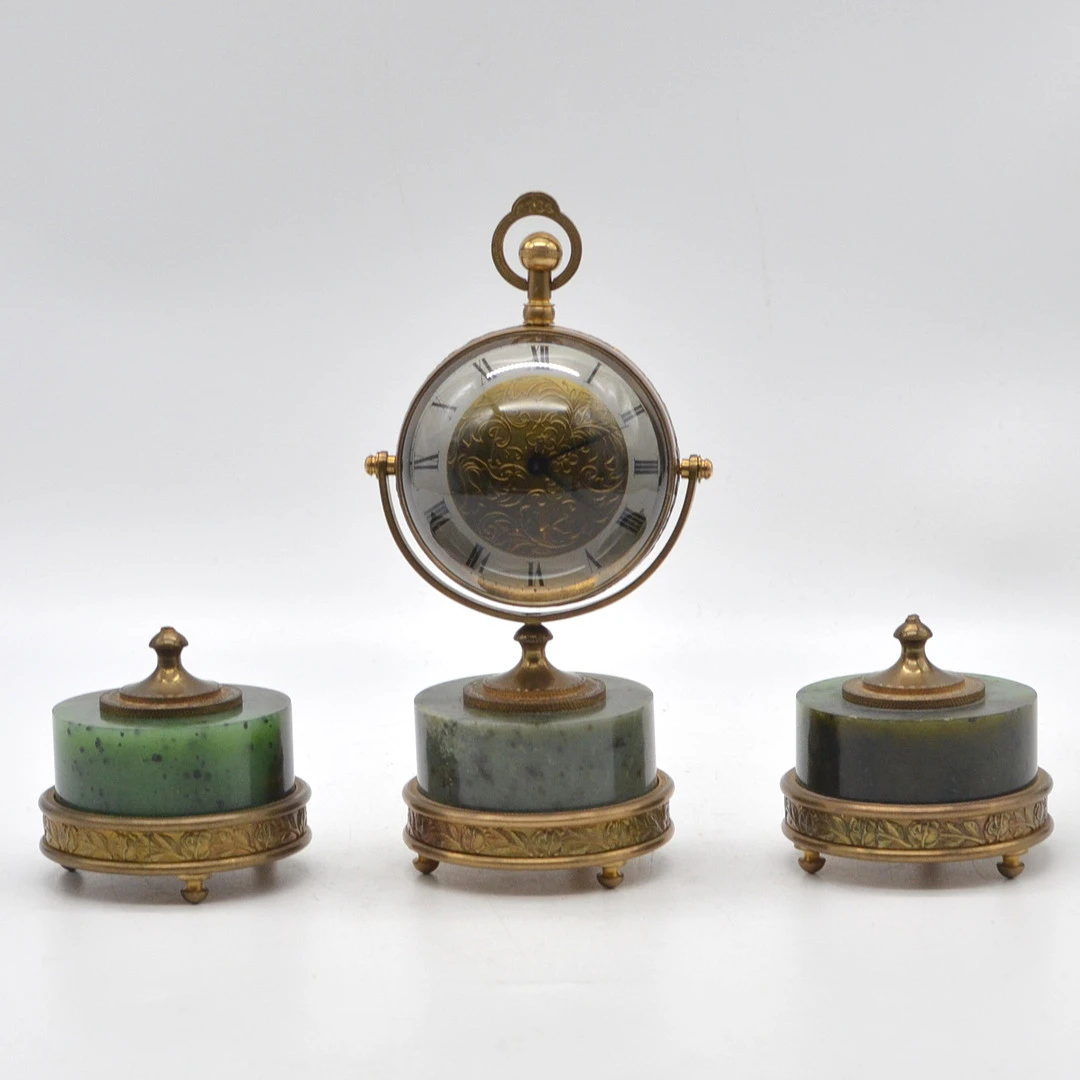 TISCHGARNITUR MIT KUGELUHR, GLAS - MESSING - JADE, GRAVIERTES ZIFFERBLATT