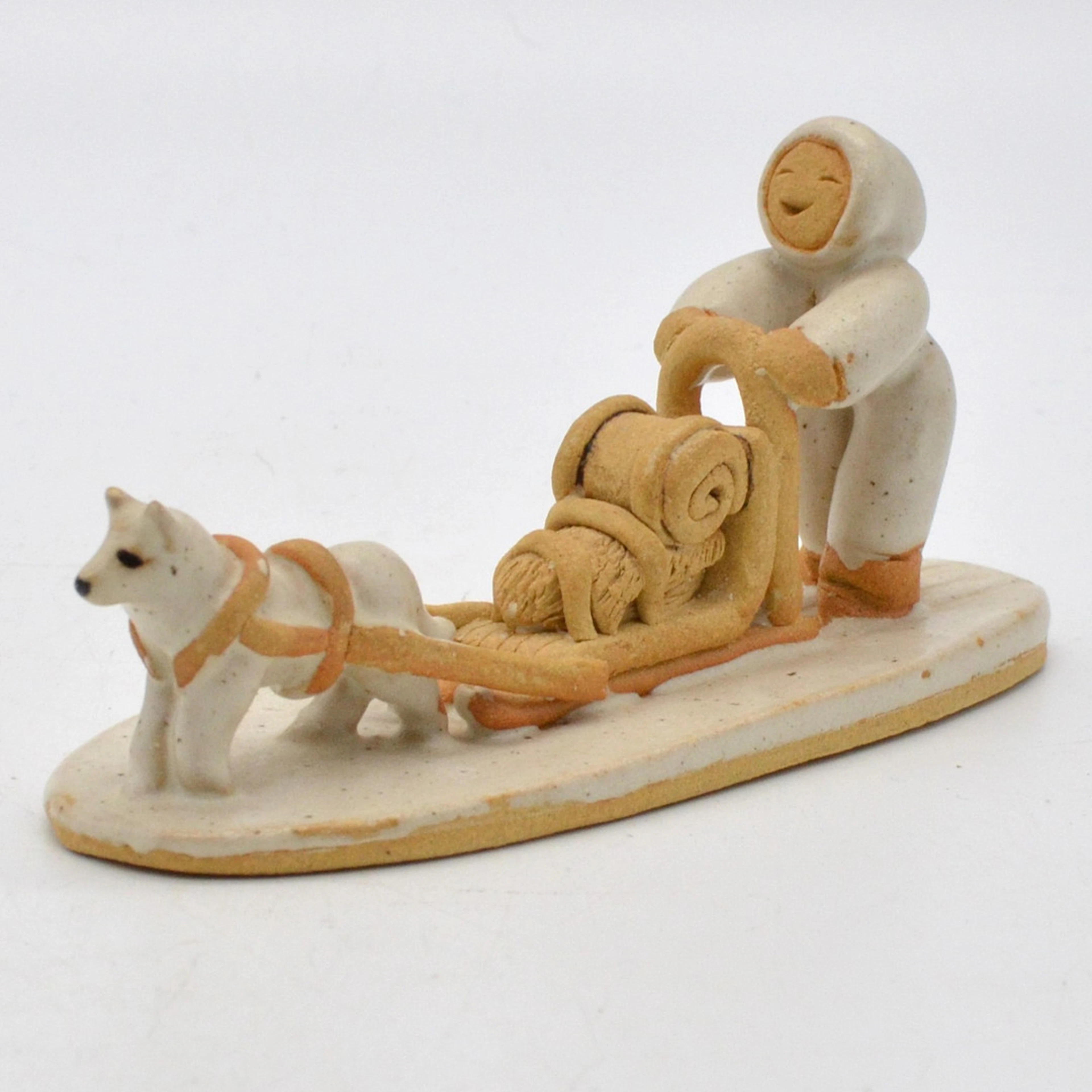 BETTI BOUMANN. INUIT MIT HUNDESCHLITTEN, KERAMIK-SKULPTUR, 1985, NANAIMO