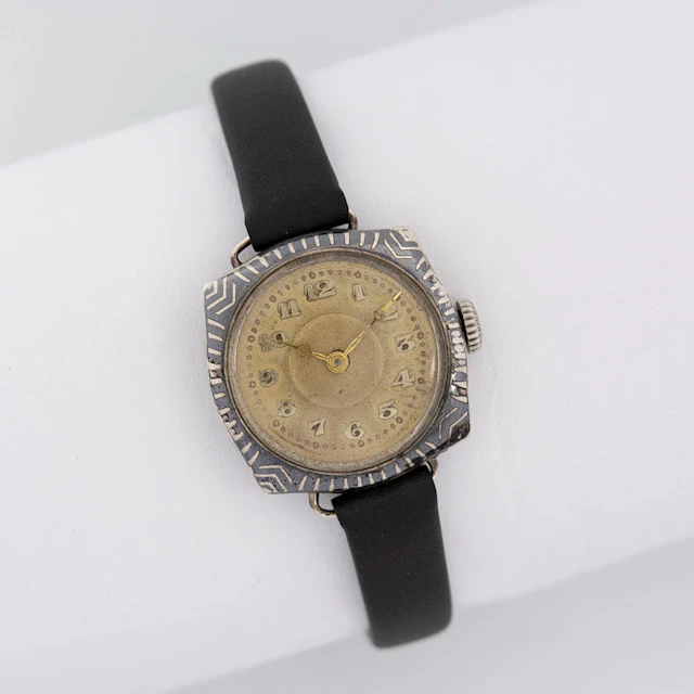ARMBANDUHR VERZIERT MIT NIELLO-ARBEIT, GEHÄUSE AUS 800ER SILBER (GEPRÜFT)