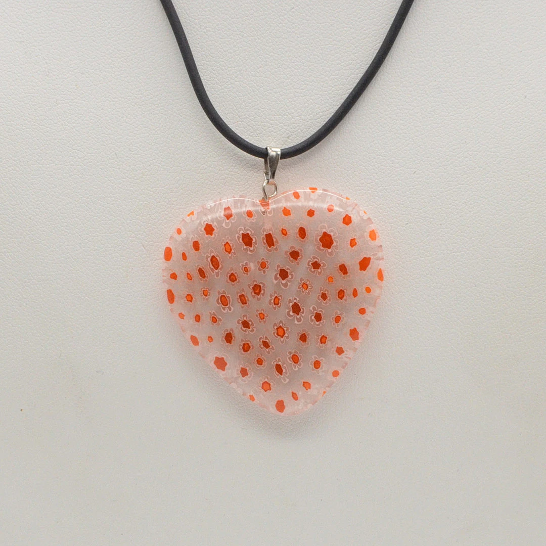 MURANO GLAS COLLIER, TRANSPARENTES HERZ MIT ROT-WEISSEN MILLEFIORI