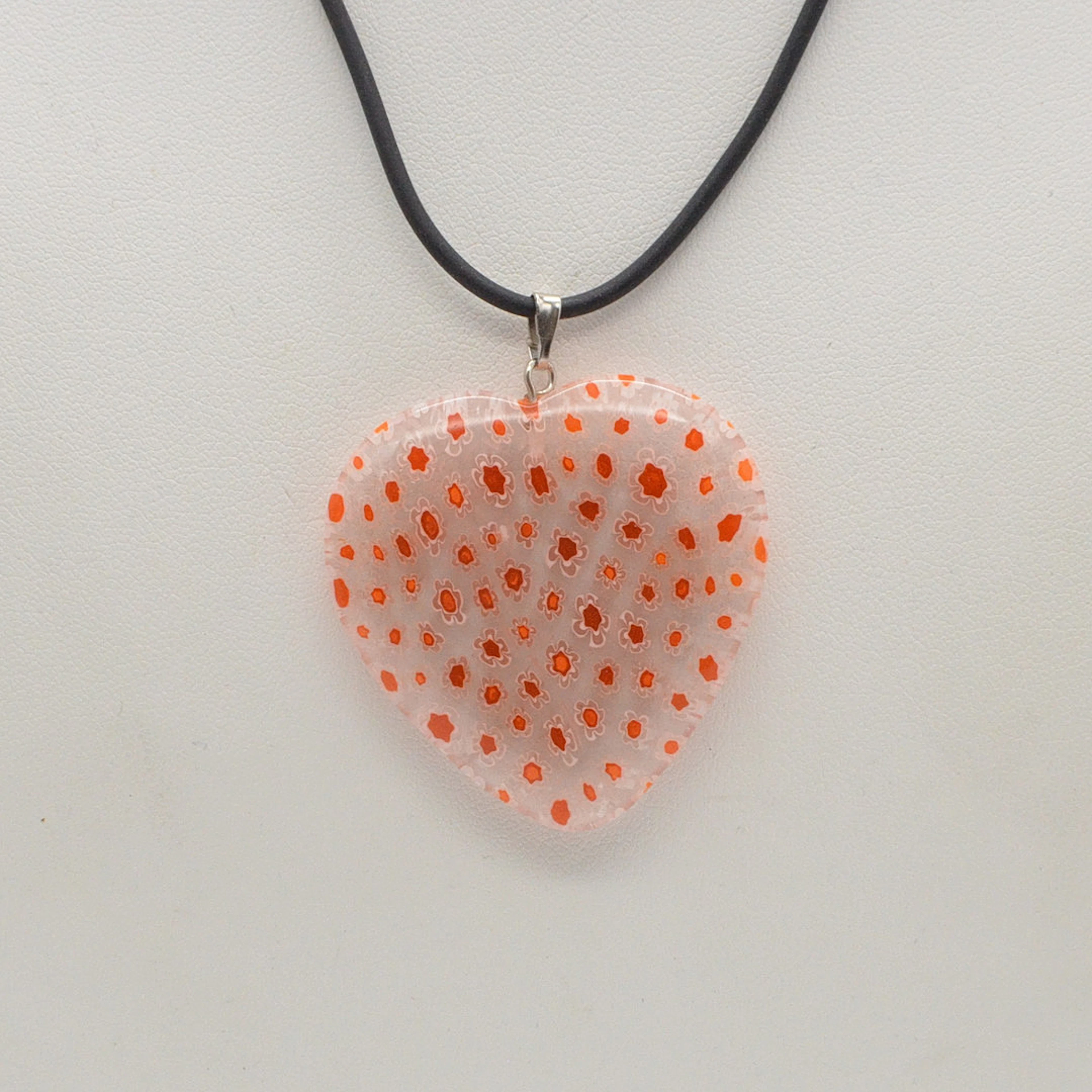 MURANO GLAS COLLIER, TRANSPARENTES HERZ MIT ROT-WEISSEN MILLEFIORI