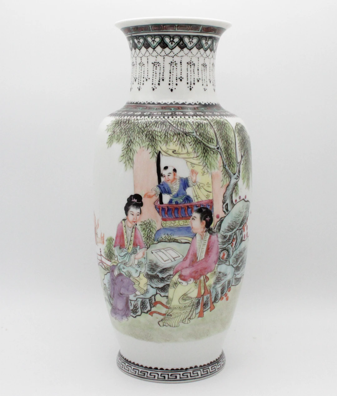CHINESISCHE FAMILLE ROSE PORZELLANVASE MIT FIGUREN- UND GARTENSZENE
