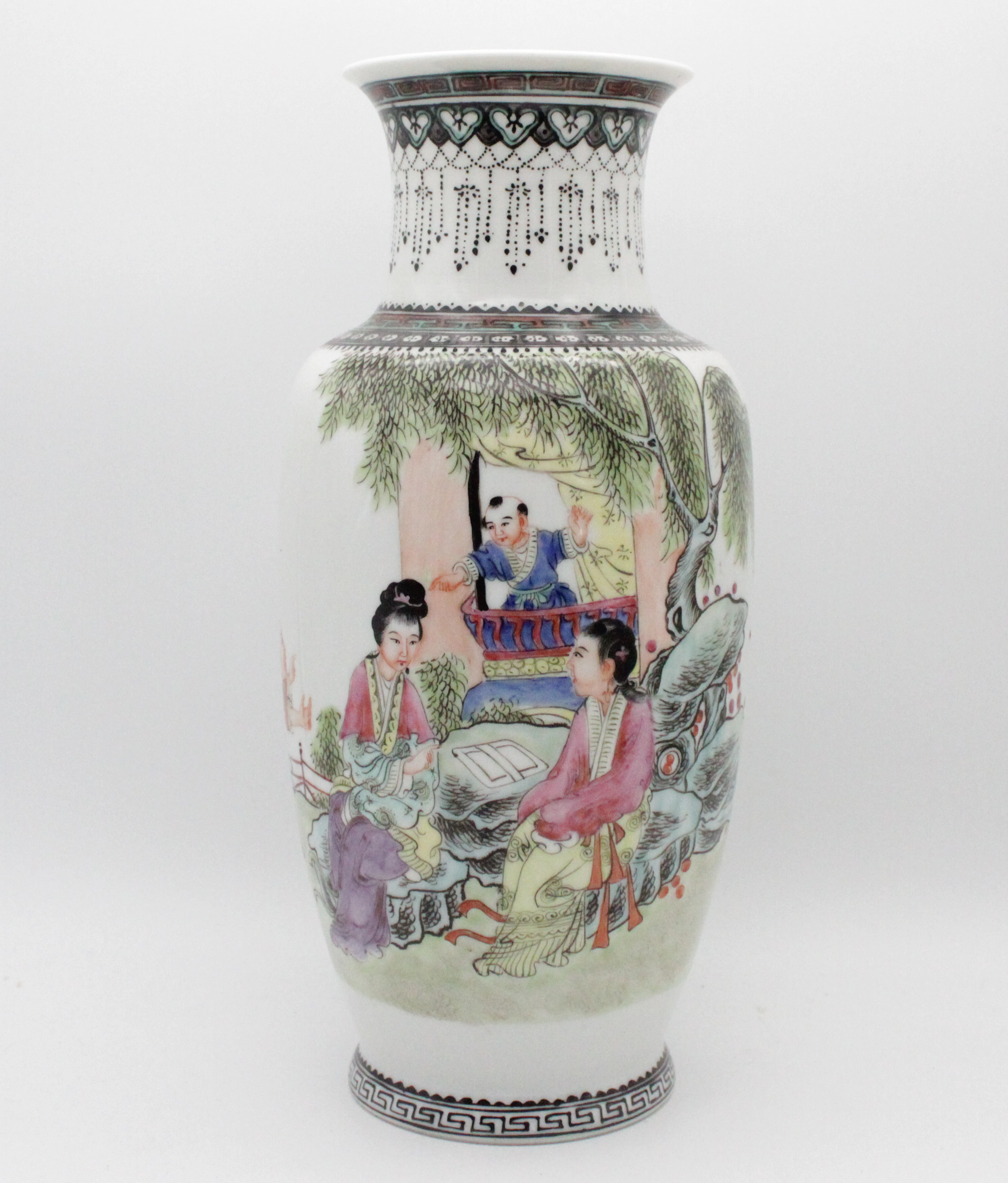 CHINESISCHE FAMILLE ROSE PORZELLANVASE MIT FIGUREN- UND GARTENSZENE