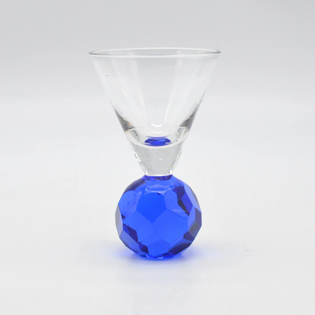 LIKÖRGLAS, FACETTIERTER FUSS, HANDGEMACHT, UM 1950, HÖHE CA. 10CM.