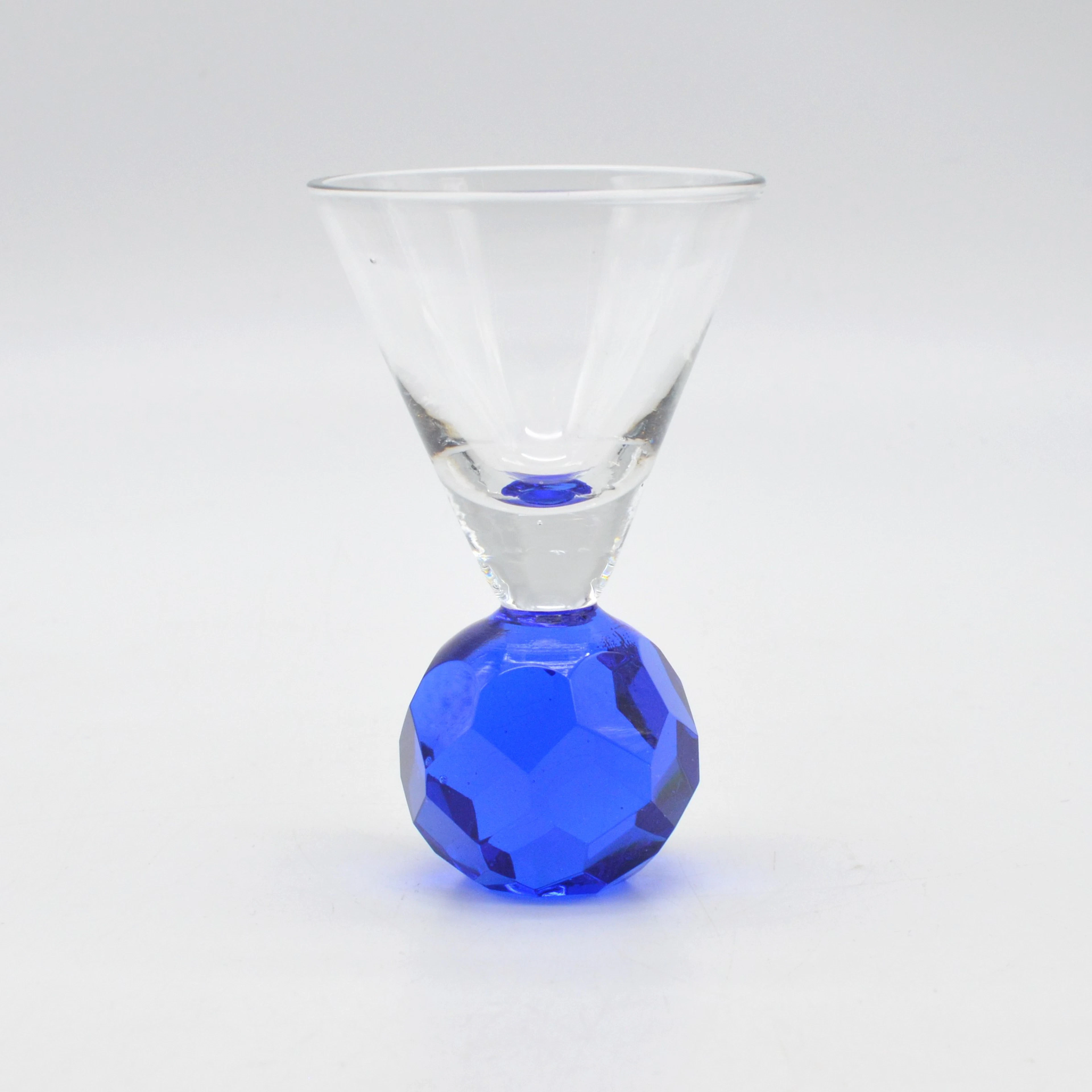 LIKÖRGLAS, FACETTIERTER FUSS, HANDGEMACHT, UM 1950, HÖHE CA. 10CM.