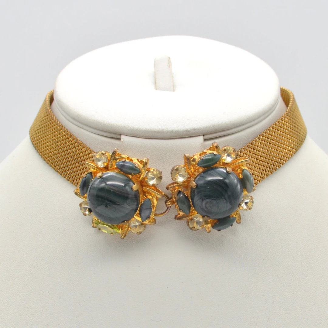 KROPFKETTE/ MESH-COLLIER, VERGOLDET, MIT GLASEINSATZ, 20. JAHRHUNDERT.