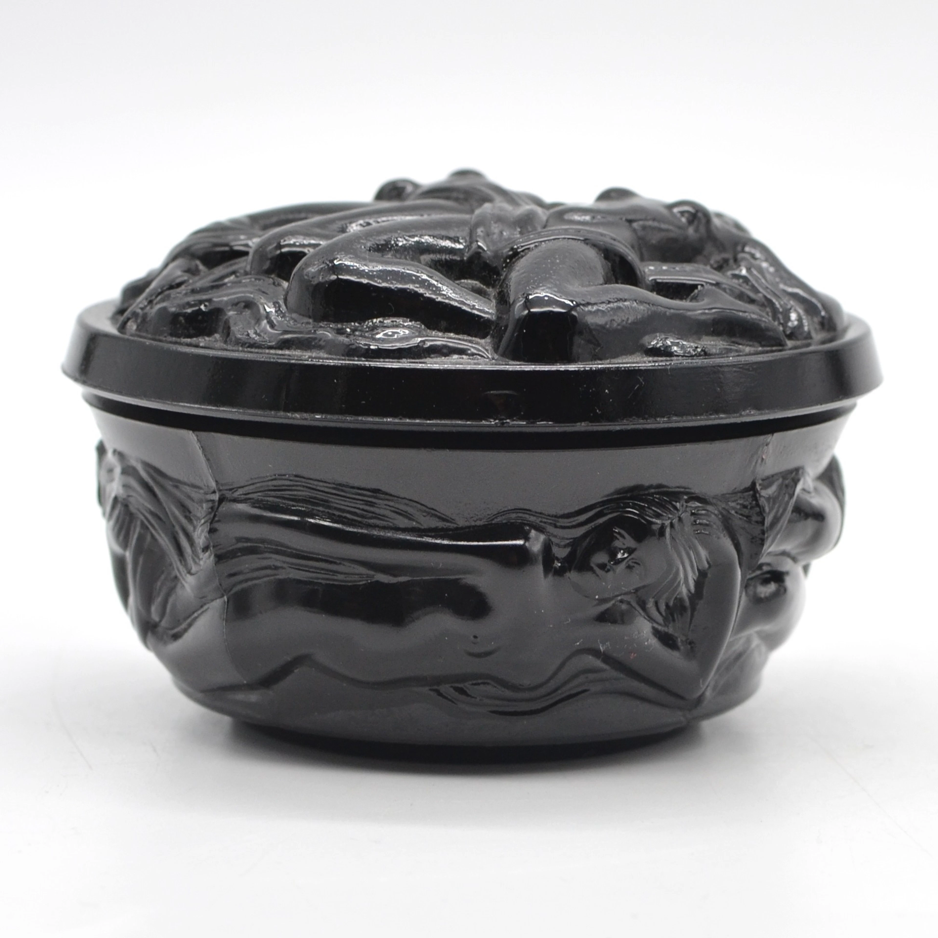 CURT SCHLEVOGT. (1869-1959). BÖHMISCHE DOSE MIT FRAUENAKT, SCHWARZ
