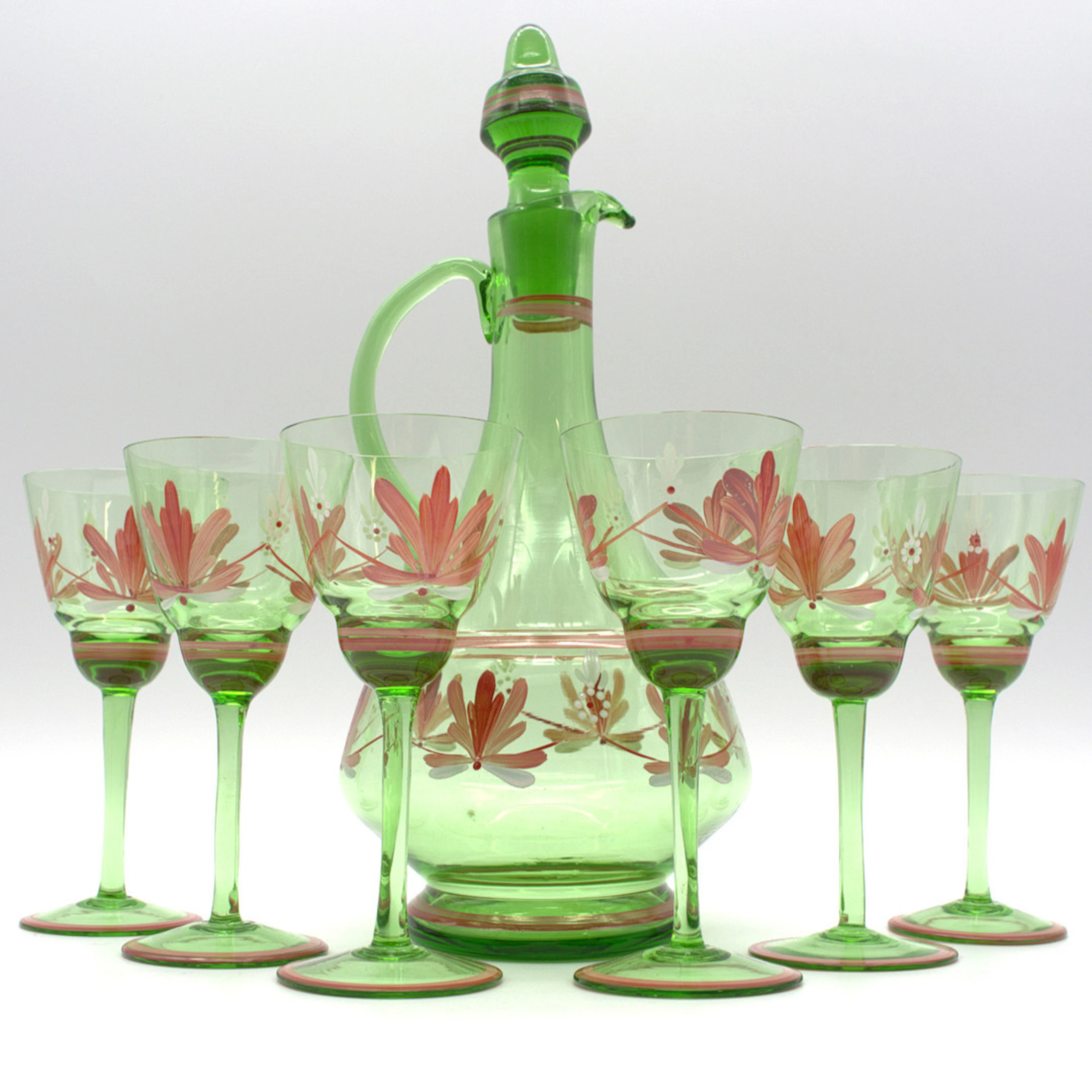 SET AUS SECHS ANTIKEN, BÖHMISCHEN GLÄSERN SOWIE KARAFFE, HANDBEMALT.