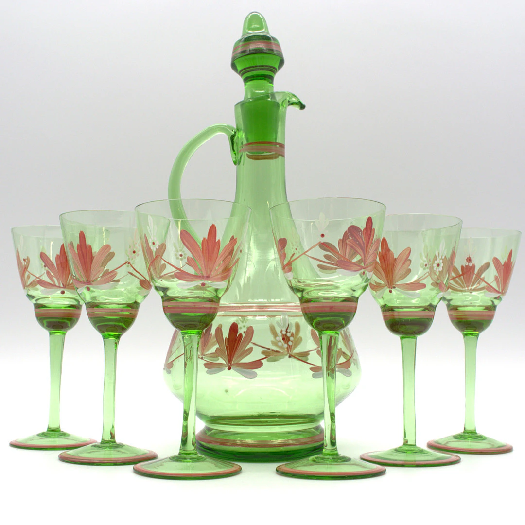 SET AUS SECHS ANTIKEN, BÖHMISCHEN GLÄSERN SOWIE KARAFFE, HANDBEMALT.