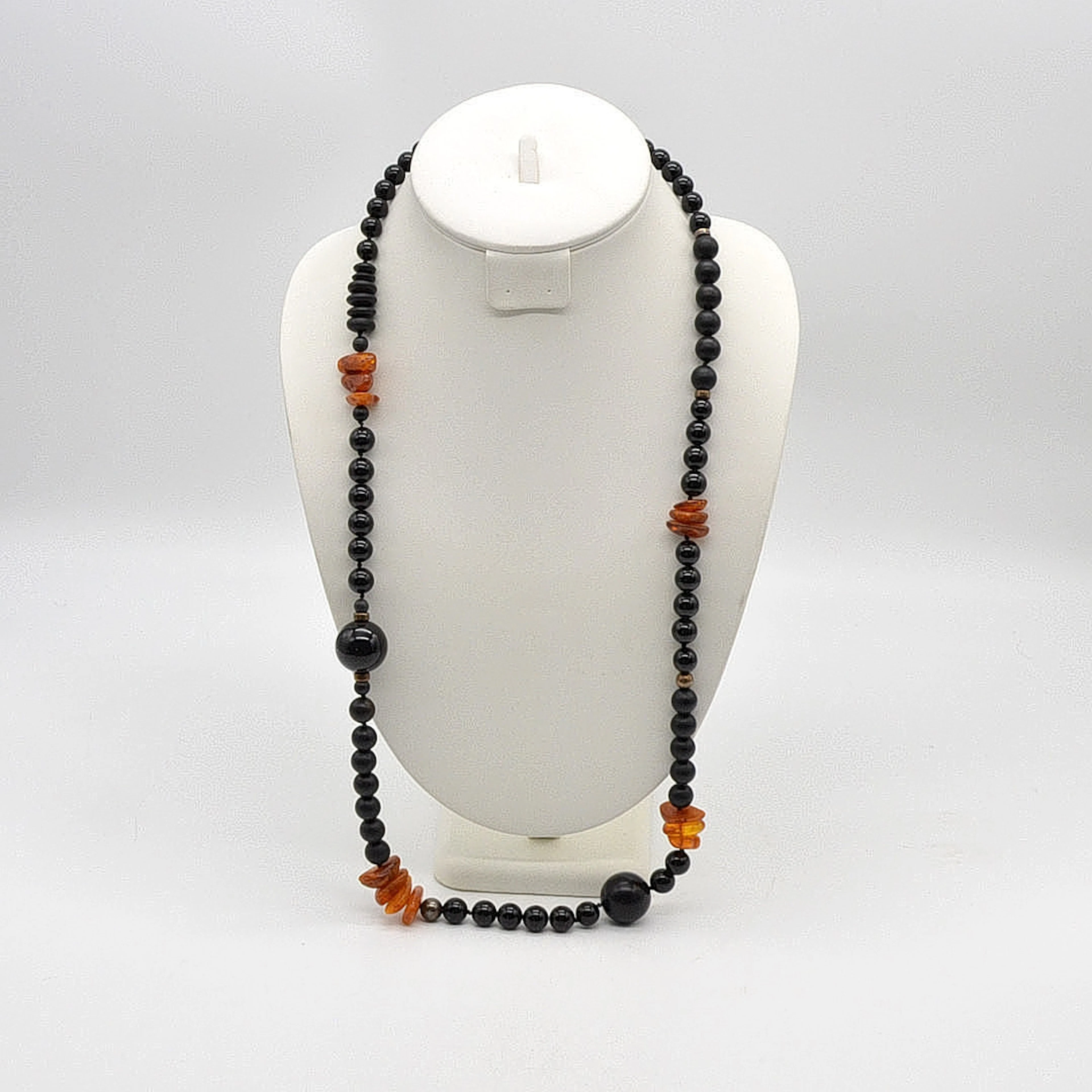 COLLIER AUS BERNSTEIN UND ONYX, MATTIERTE UND POLIERTE PERLEN, VINTAGE