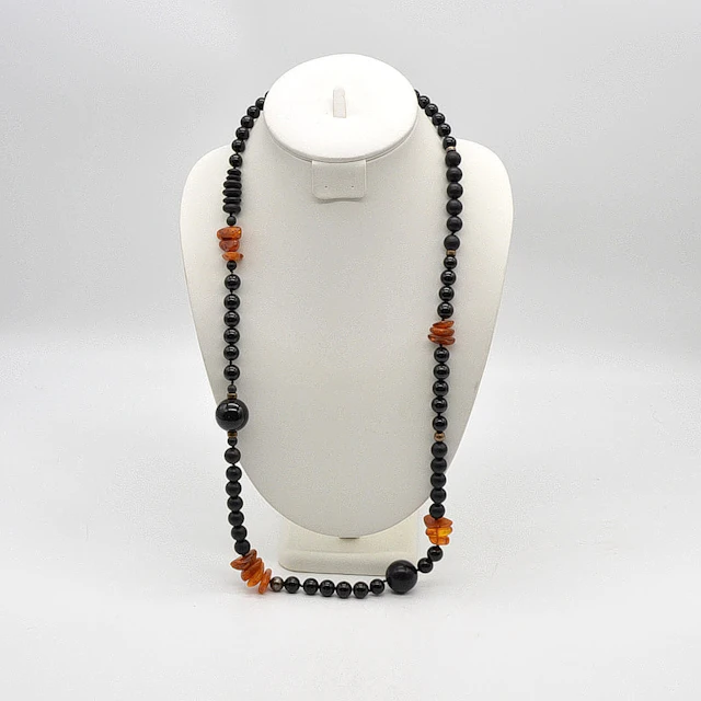 COLLIER AUS BERNSTEIN UND ONYX, MATTIERTE UND POLIERTE PERLEN, VINTAGE