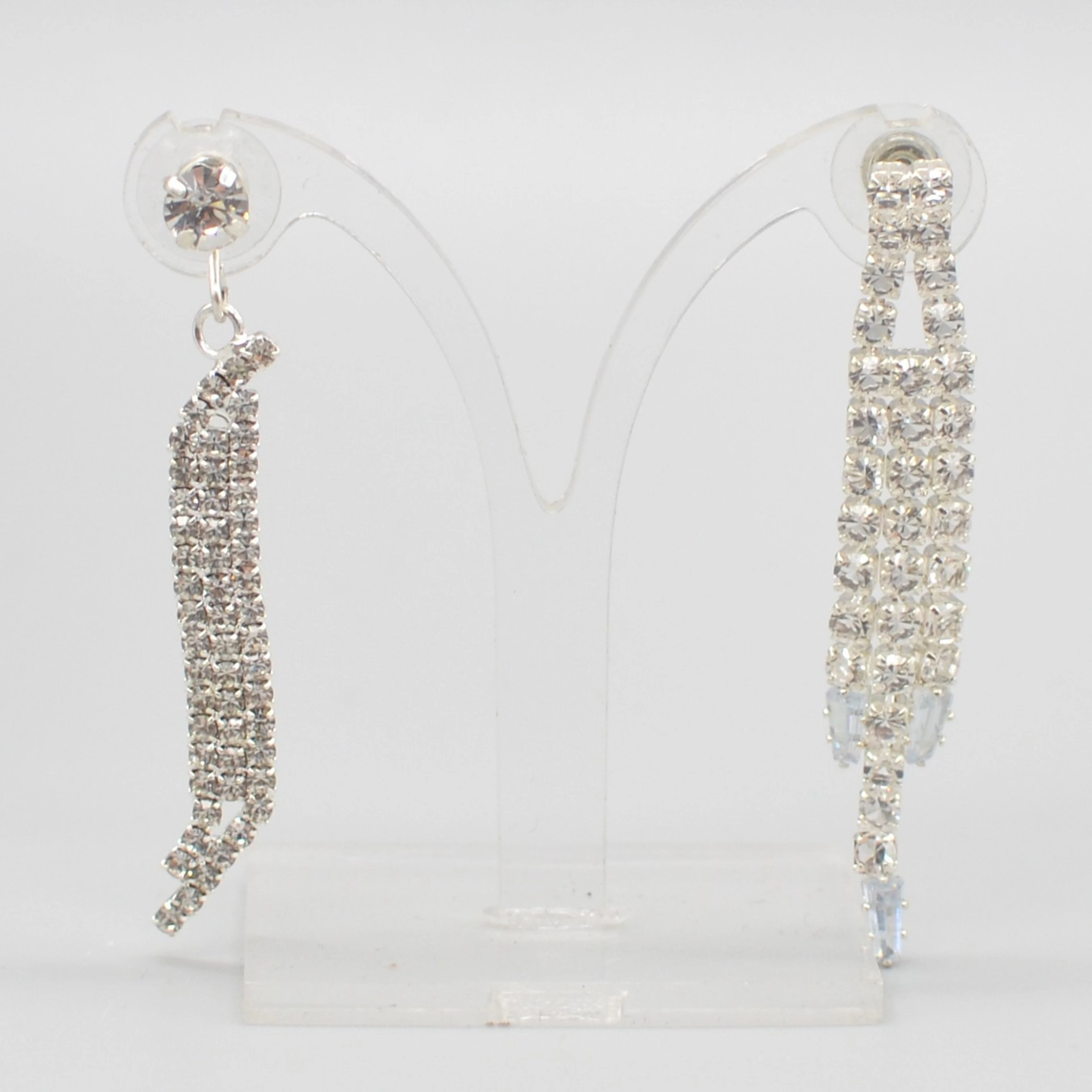 MODESCHMUCK HÄNGEOHRRINGE, ZWEI UNTERSCHIEDLICHE, MIT STRASSSTEIN-BESATZ