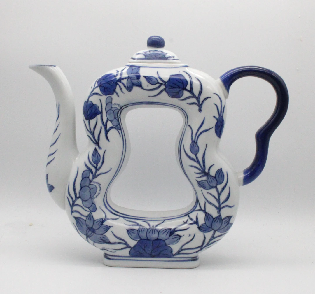 CHINESISCHE PORZELLAN-TEEKANNE, CA. 1900–1950.