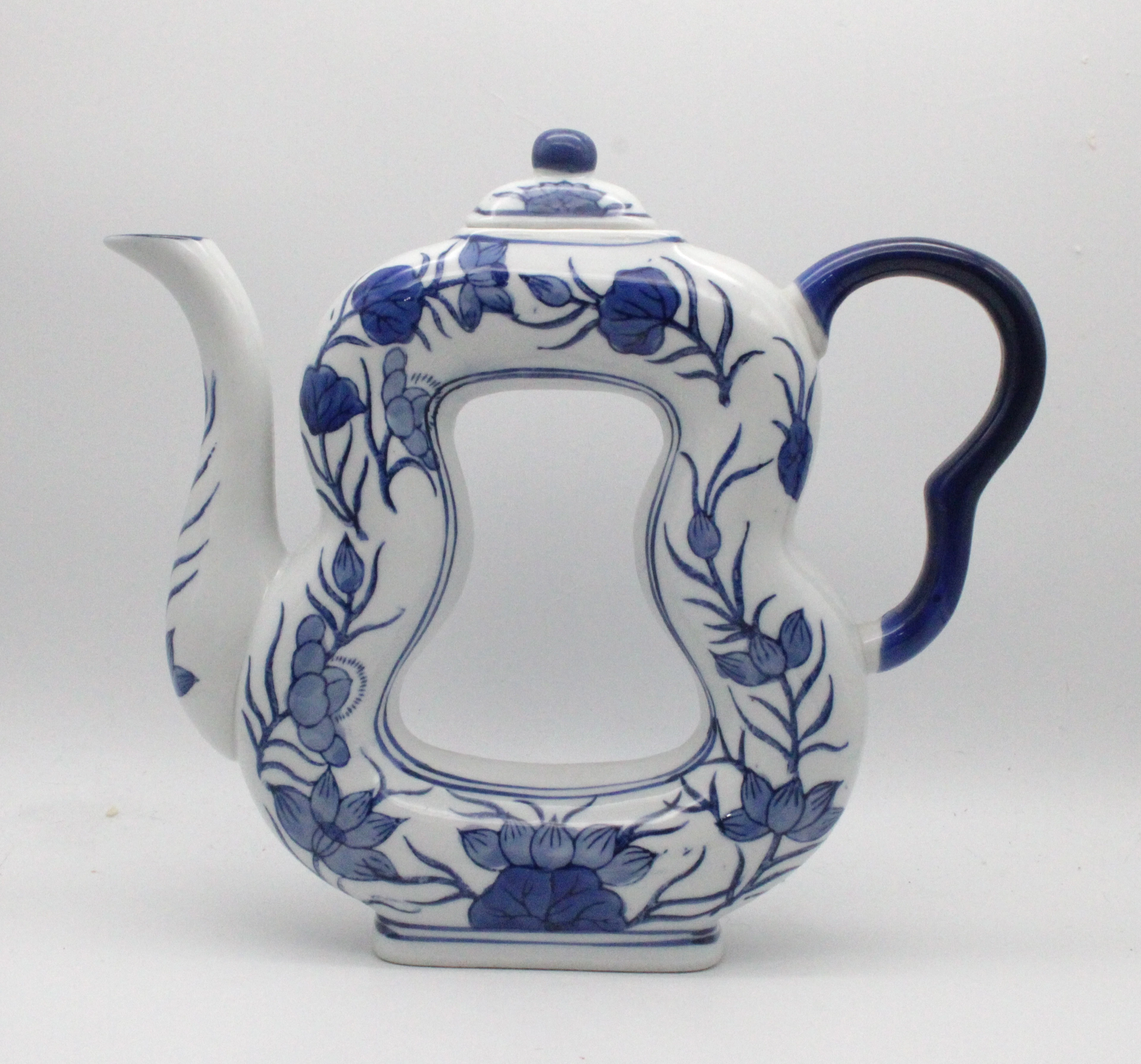 CHINESISCHE PORZELLAN-TEEKANNE, CA. 1900–1950.