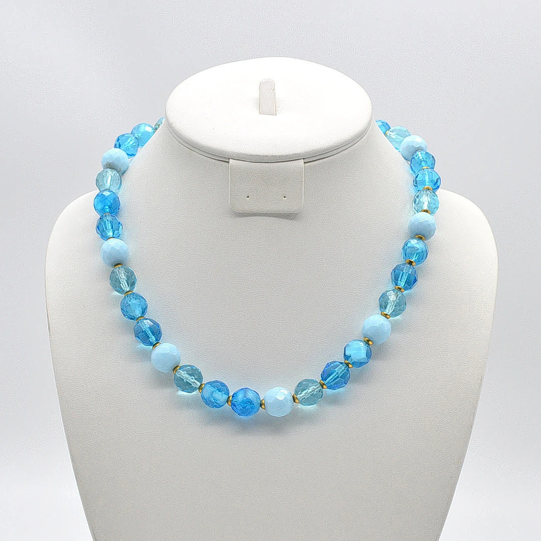 GLASPERLENCOLLIER MIT VERGOLDETEN METALLDETAILS, BLAU UND GESCHLIFFEN
