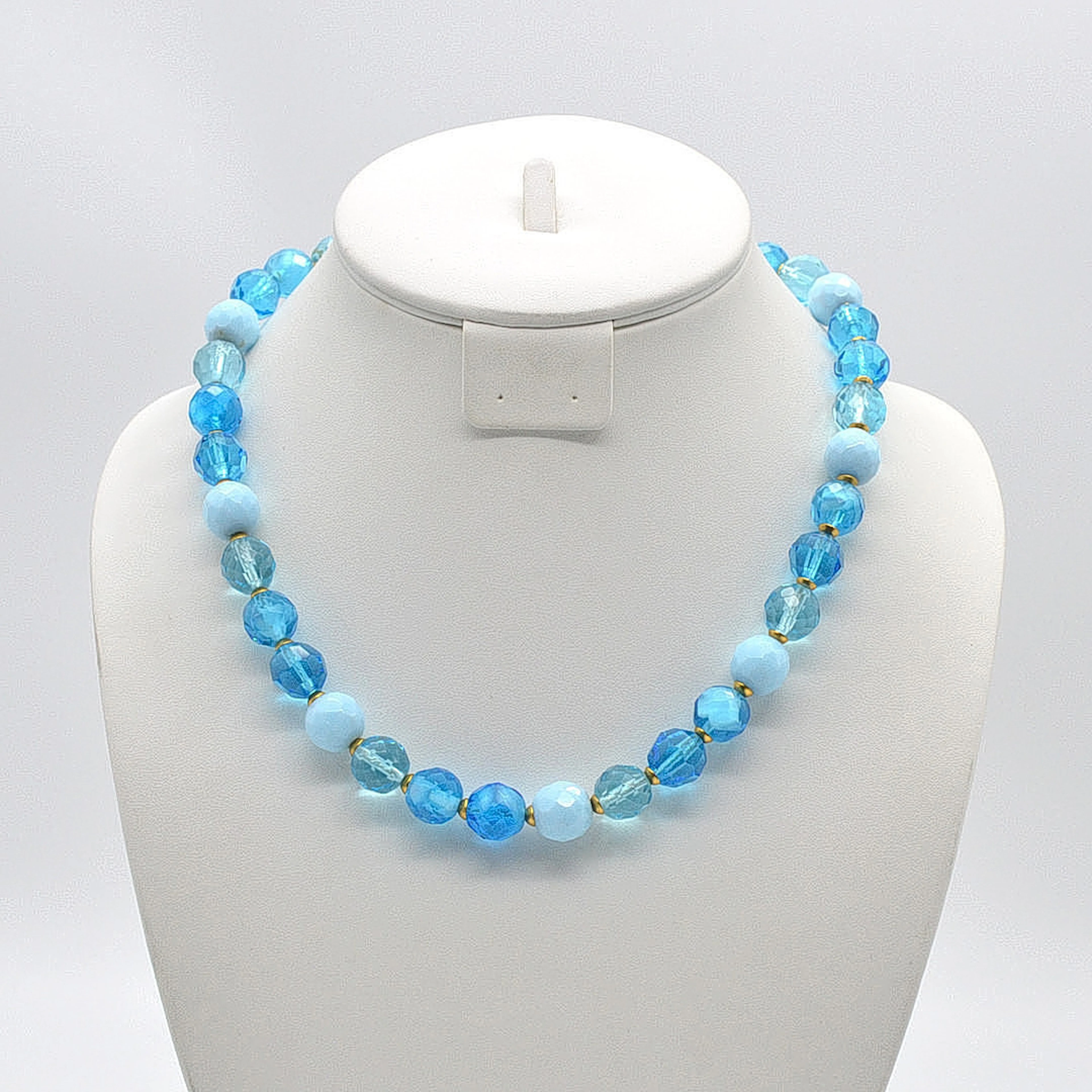 GLASPERLENCOLLIER MIT VERGOLDETEN METALLDETAILS, BLAU UND GESCHLIFFEN