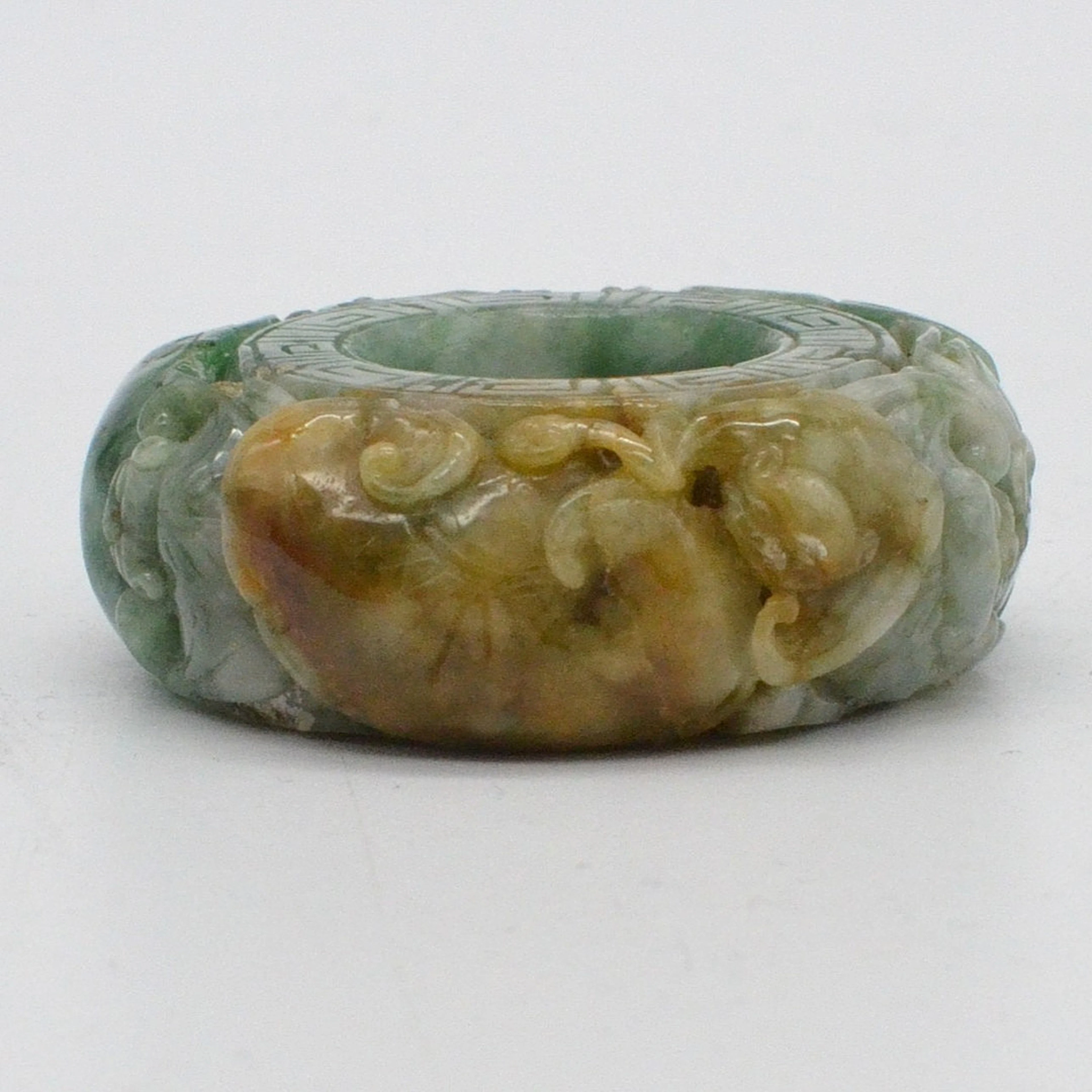 DEKORATIVER RING AUS JADE, FLEDERMÄUSE UND PFIRSISCHE, HANDGESCHNITZT