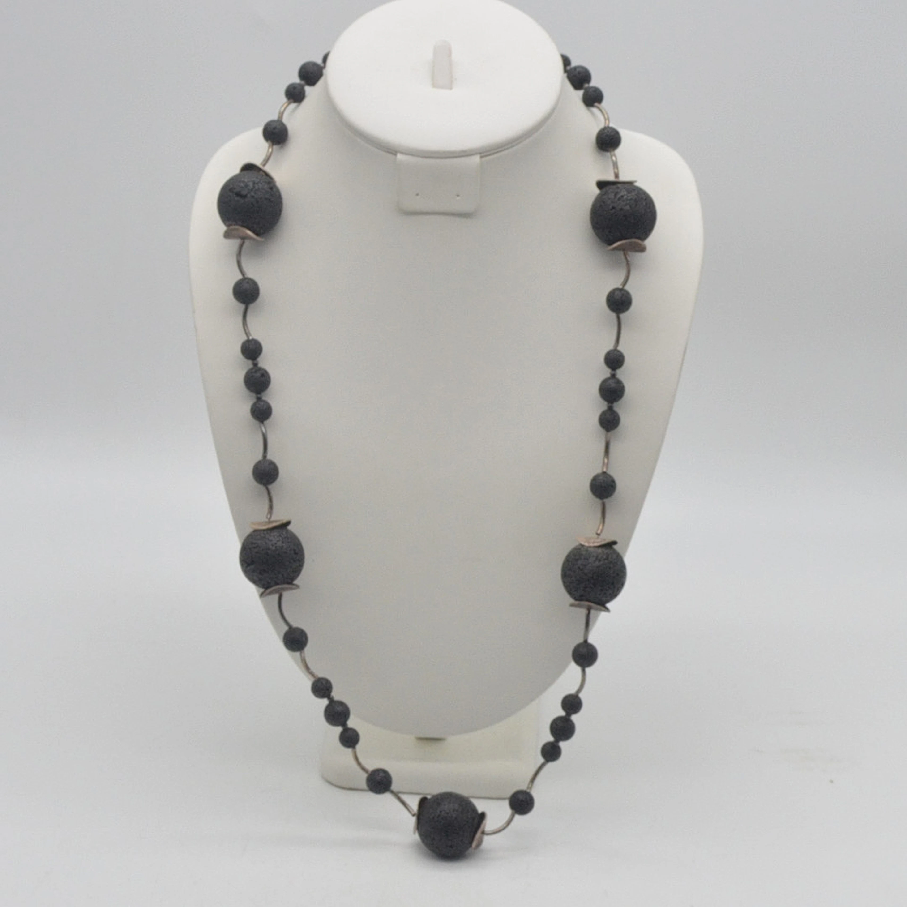 DESIGNER COLLIER, LAVASTEIN-PERLEN, STÄBCHEN UND PLÄTTCHEN AUS STERLINGSILBER