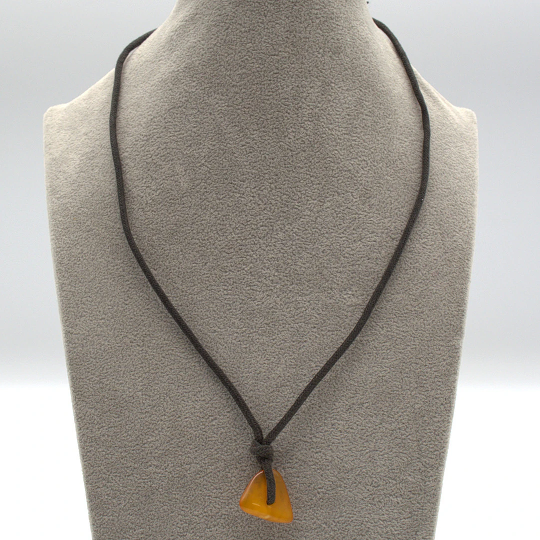 VINTAGE COLLIER, BERNSTEIN CABOCHON, GESCHLIFFEN, AN LEDERBAND 20. JAHRHUNDERT.