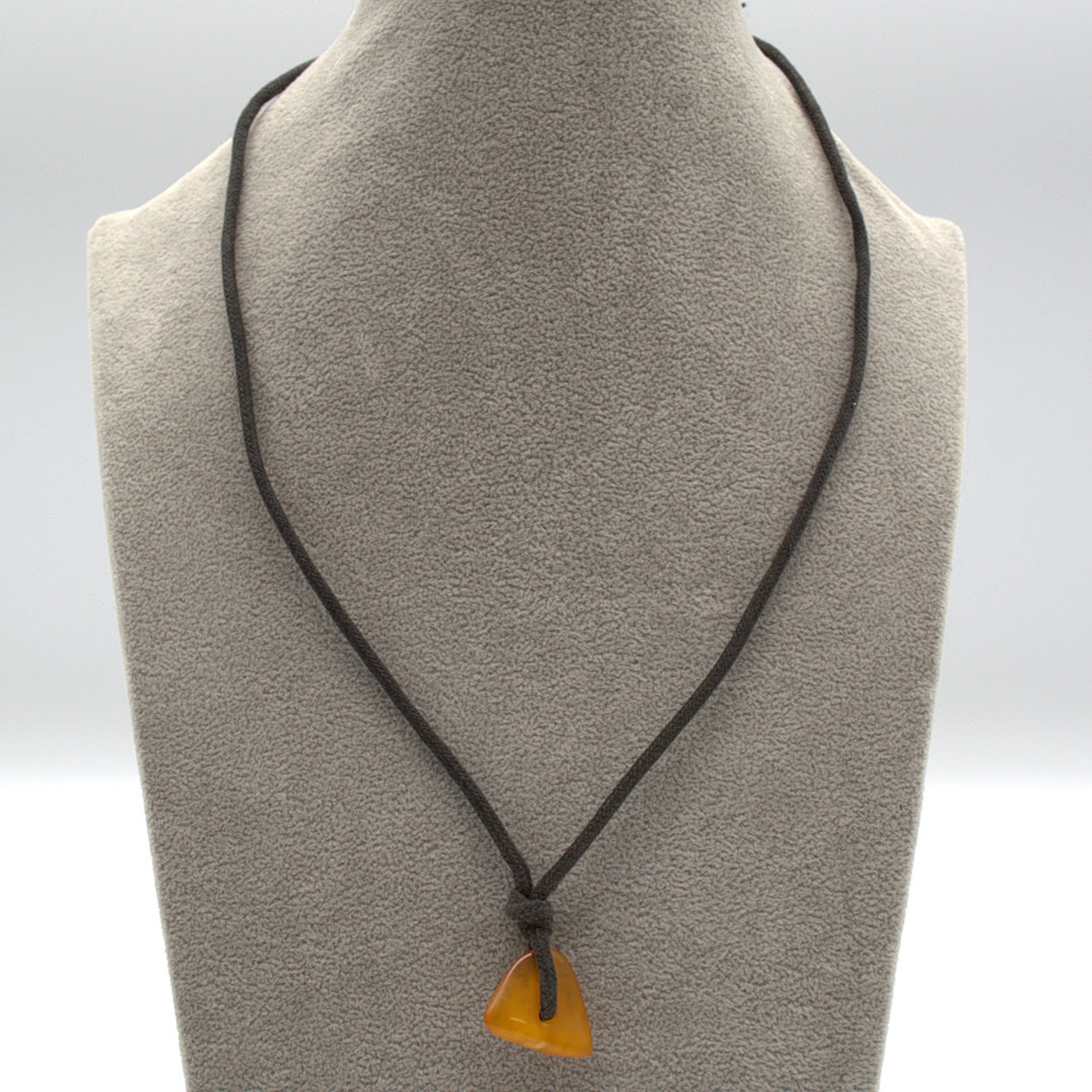 VINTAGE COLLIER, BERNSTEIN CABOCHON, GESCHLIFFEN, AN LEDERBAND 20. JAHRHUNDERT.