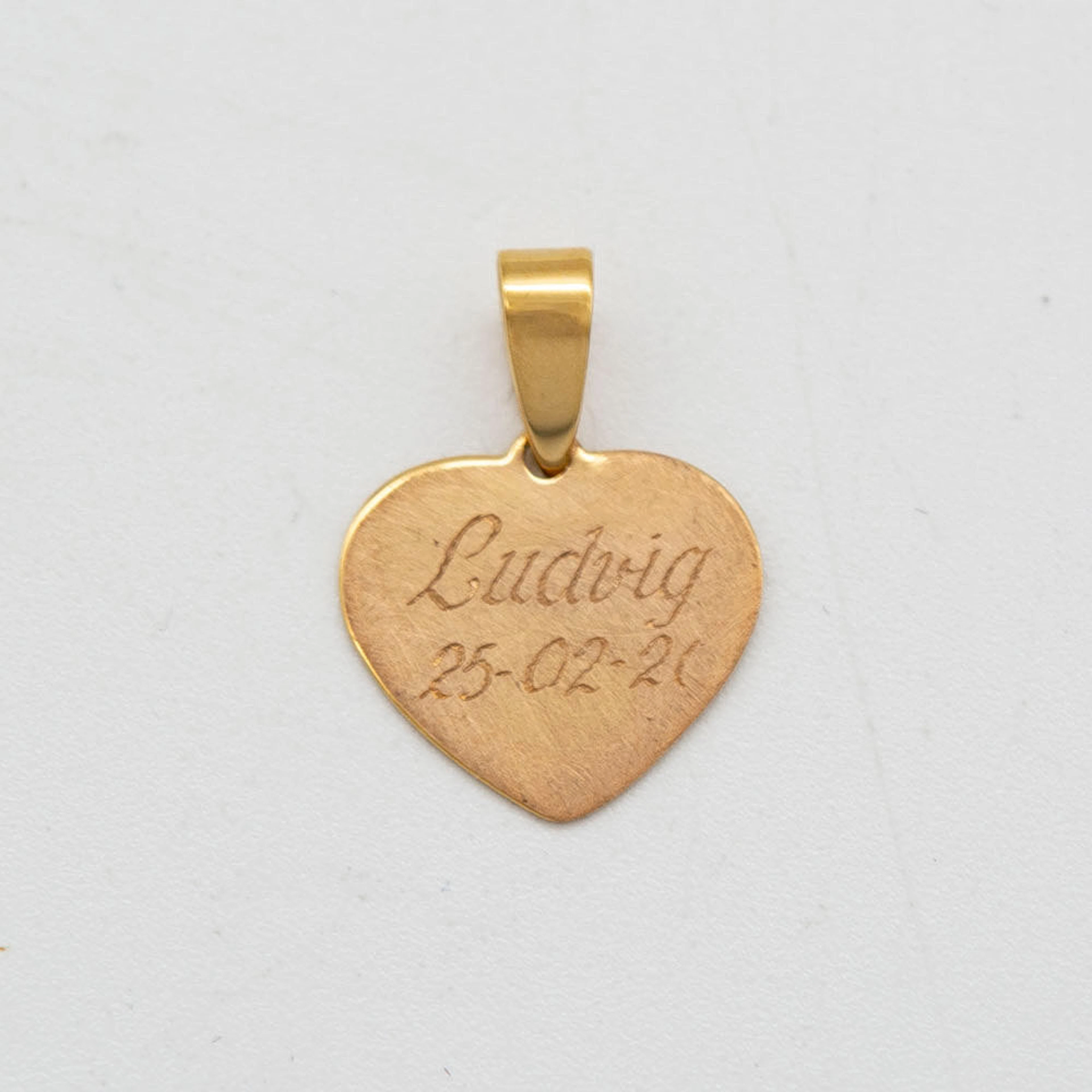 COLLIERANHÄNGER AUS 8 KARAT GELBGOLD MIT GRAVUR "LUDWIG", HERZ, DESIGNER