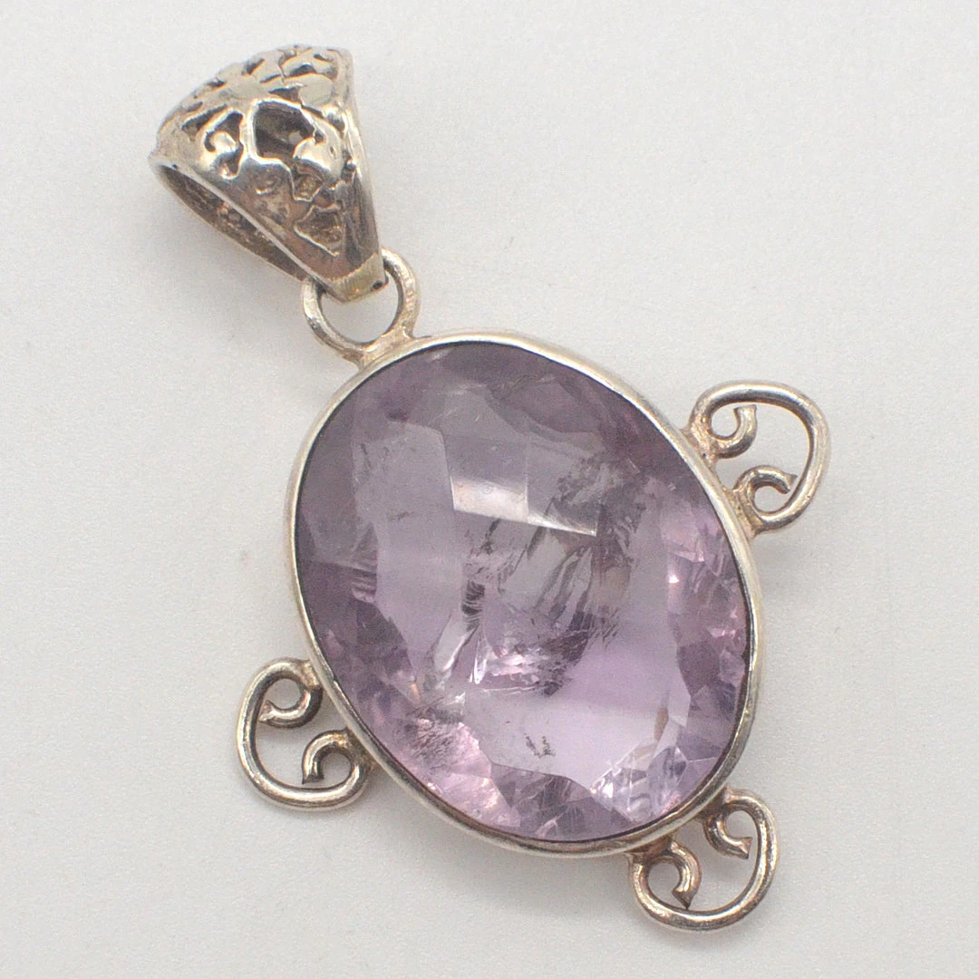 COLLIERANHÄNGER MIT FACETTIERTEM AMETHYST (MIT EINSCHLÜSSEN), DURCHBROCHENE
