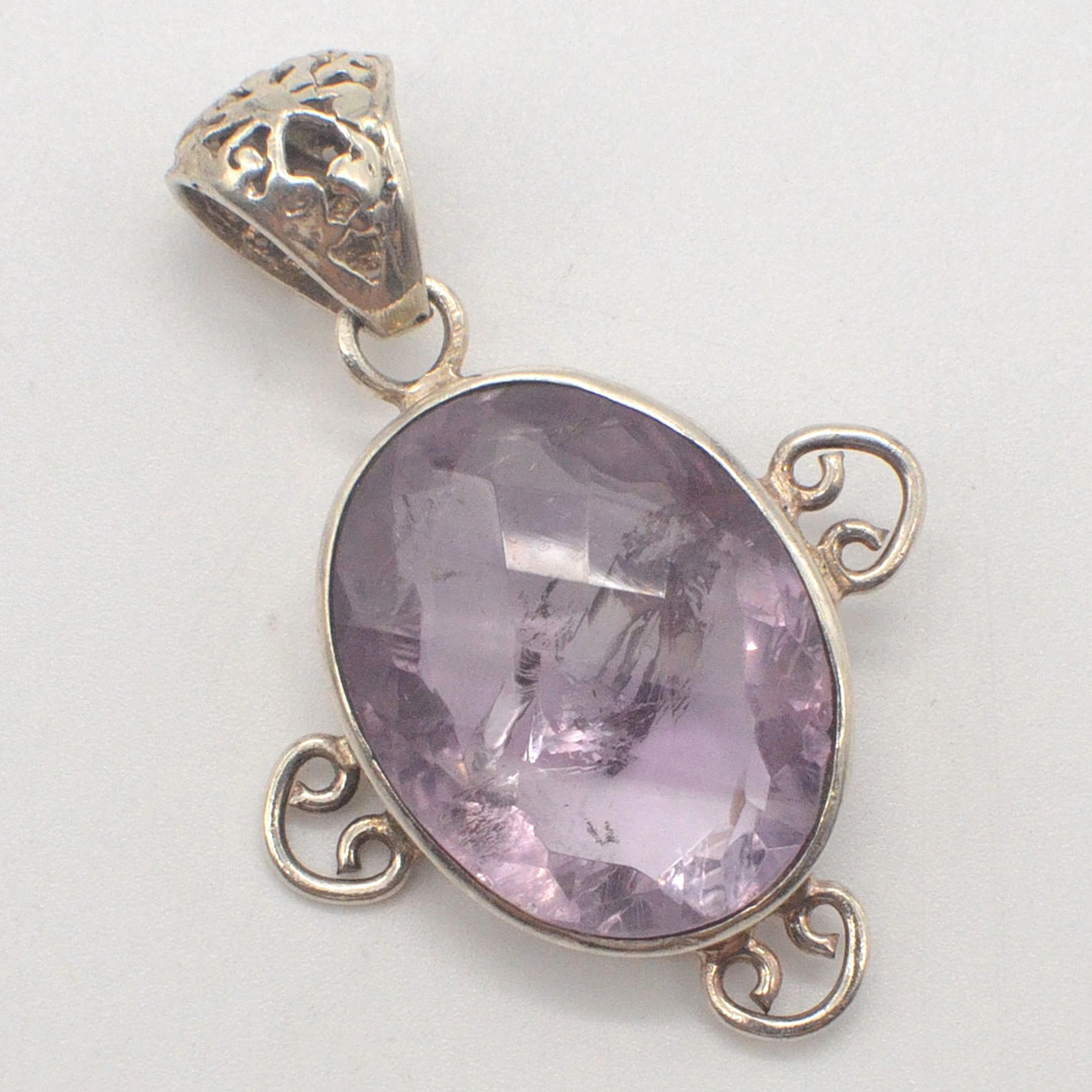 COLLIERANHÄNGER MIT FACETTIERTEM AMETHYST (MIT EINSCHLÜSSEN), DURCHBROCHENE