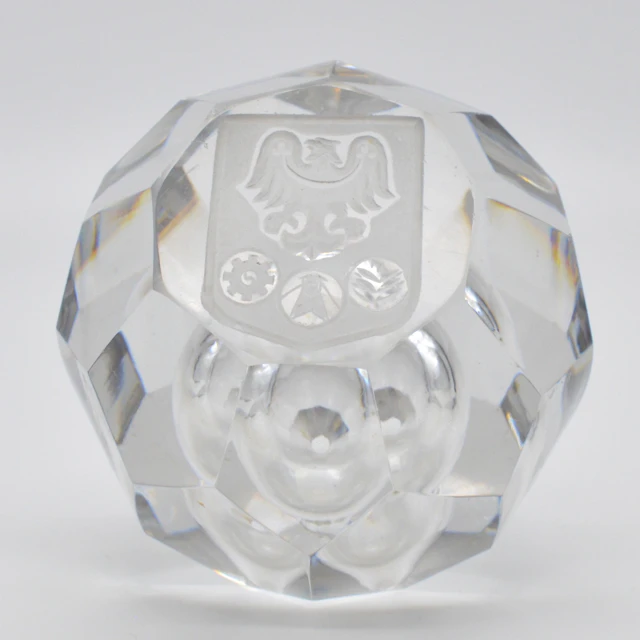 BÖHMISCHES GLAS-PAPERWEIGHT, ADLERMOTIV MIT EMBLEME, FACETTIERT UND