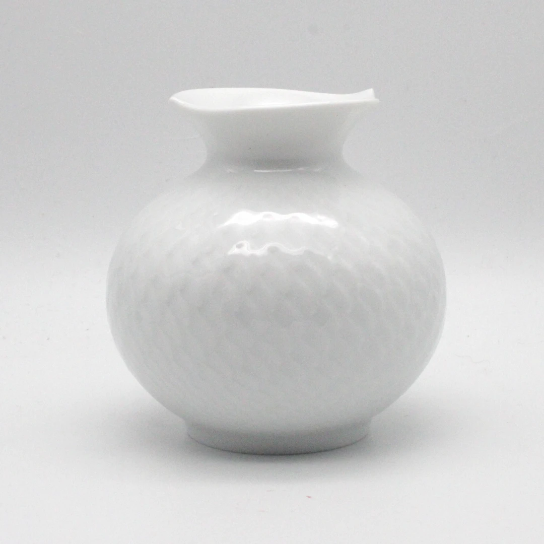 MEISSEN VASE MIT RELIEF, FORM "WELLENSPIEL RELIEF", WEISS, H 9 CM