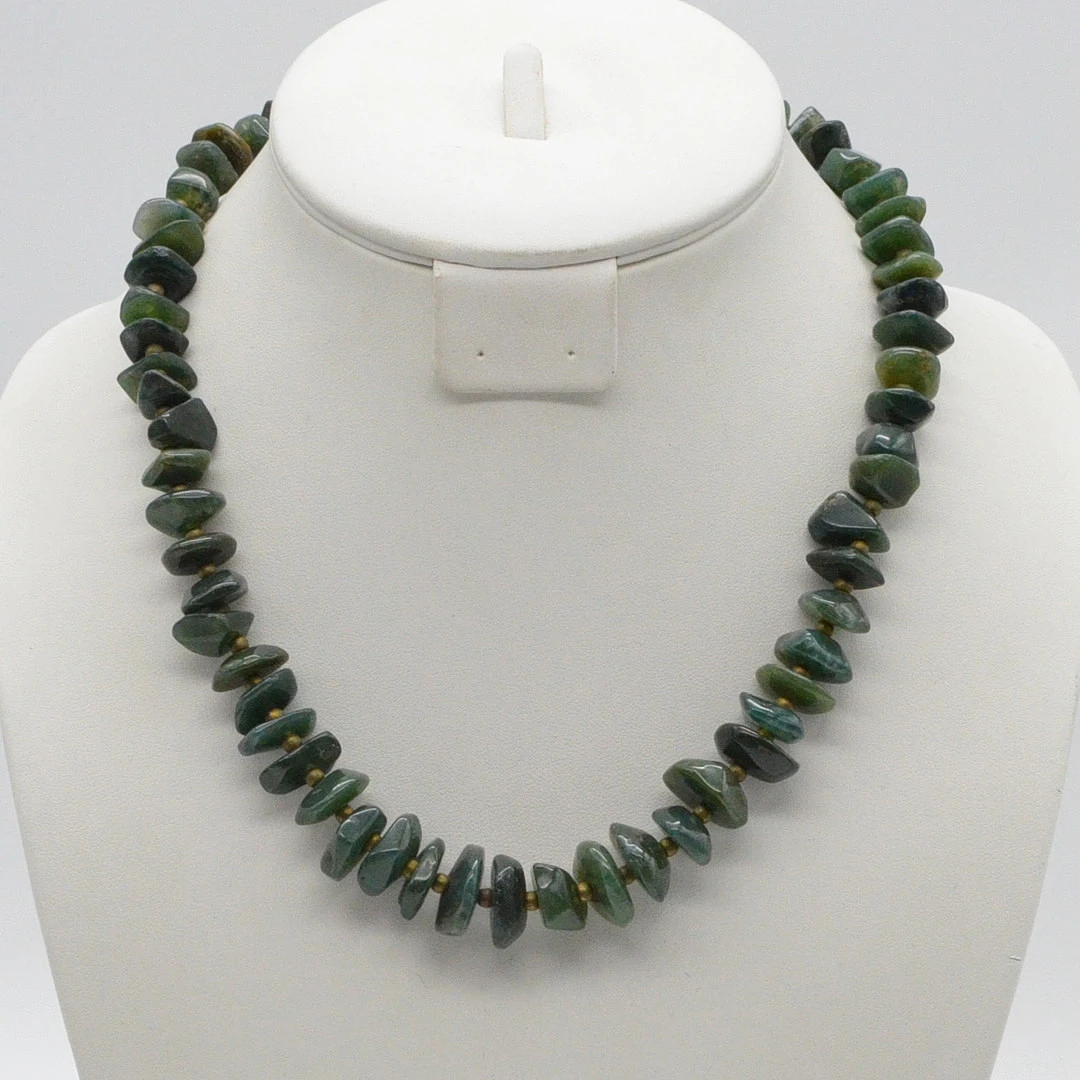 EDELSTEINCOLLIER AUS AVENTURIN, POLIERTE OBERFLÄCHE UND NATURBELASSENE