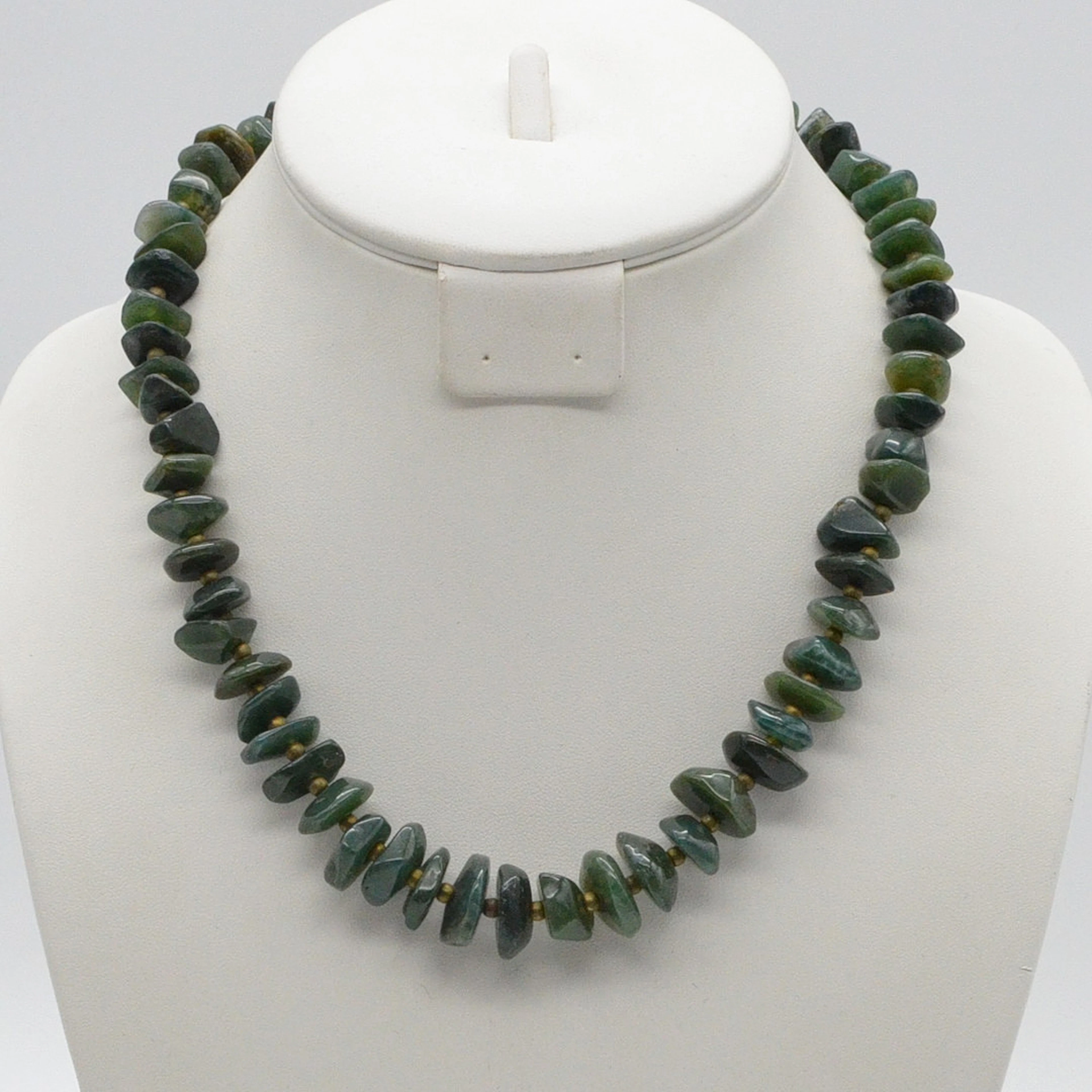 EDELSTEINCOLLIER AUS AVENTURIN, POLIERTE OBERFLÄCHE UND NATURBELASSENE