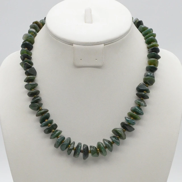 EDELSTEINCOLLIER AUS AVENTURIN, POLIERTE OBERFLÄCHE UND NATURBELASSENE