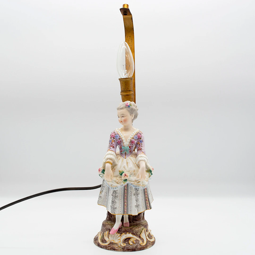 SELTENE PORZELLANFIGUR MIT LAMPE UND LAMPENSCHIRM, ELEKTRIFIZIERT