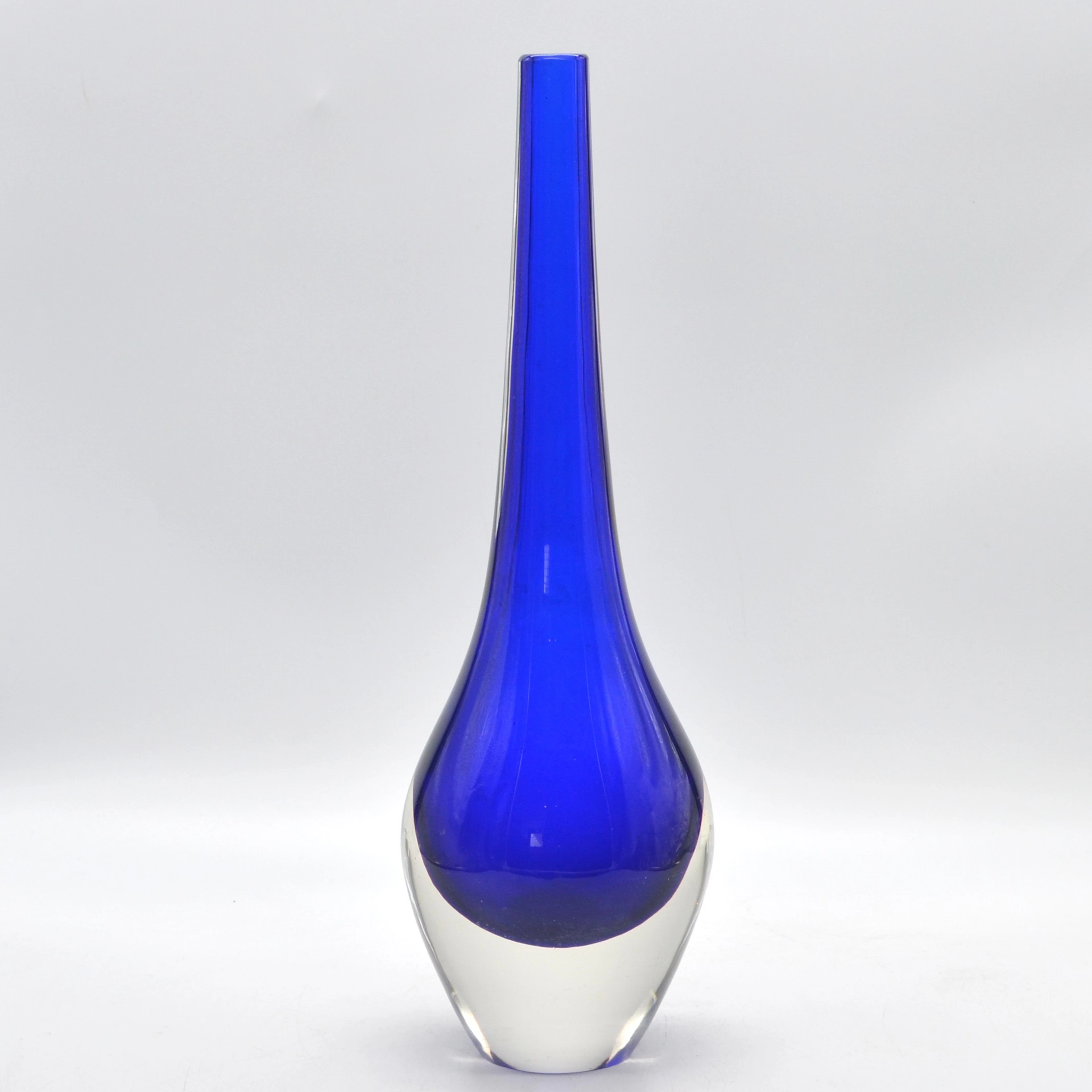 FLAVIO POLI. MURANO GLAS VASE, STUDIOGLAS, LANGGEZOGEN, ZWEIFARBIG