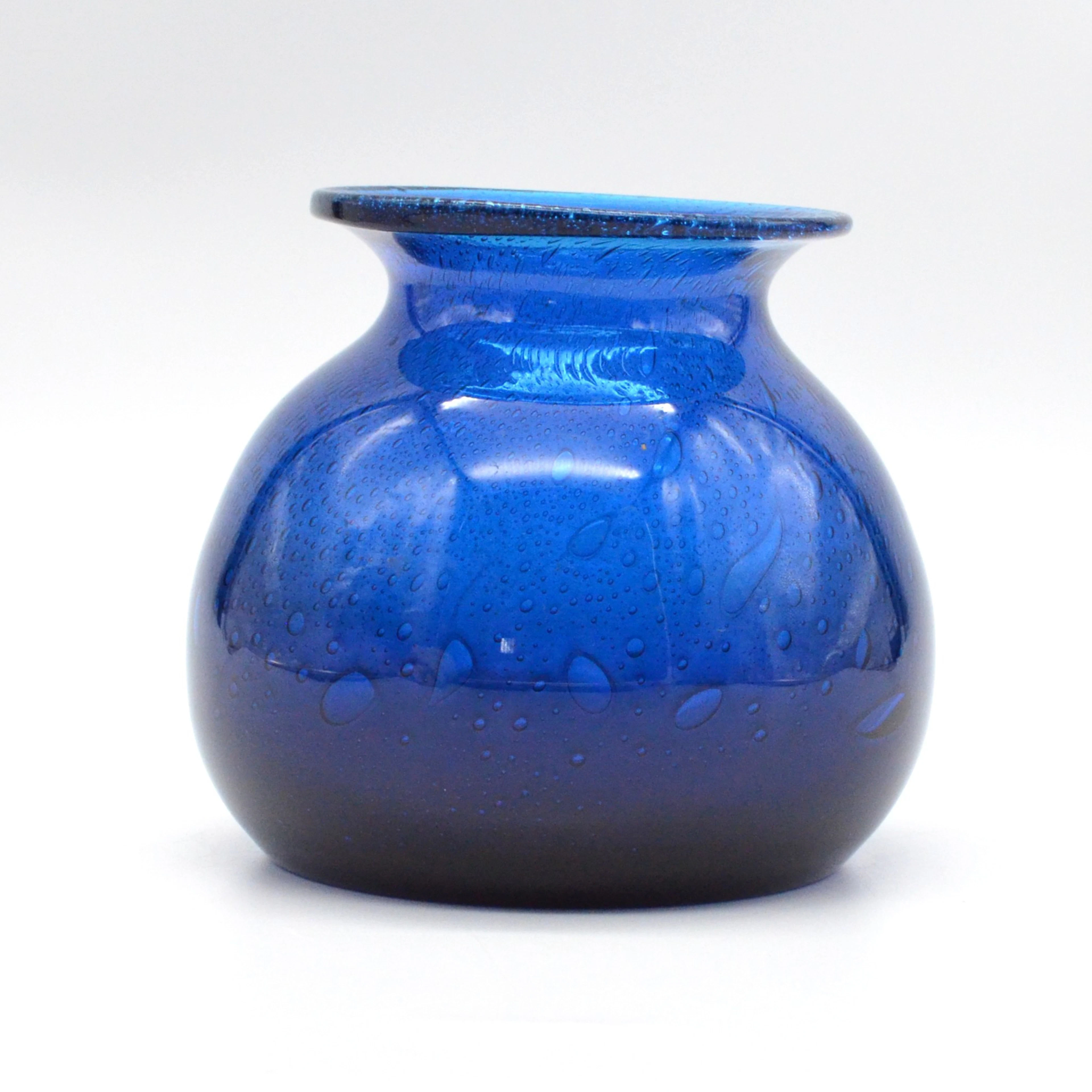DESIGNER VASE, STUDIOGLAS, BLAU MIT LUFTEINSCHLÜSSEN, SCHWEDEN, UM